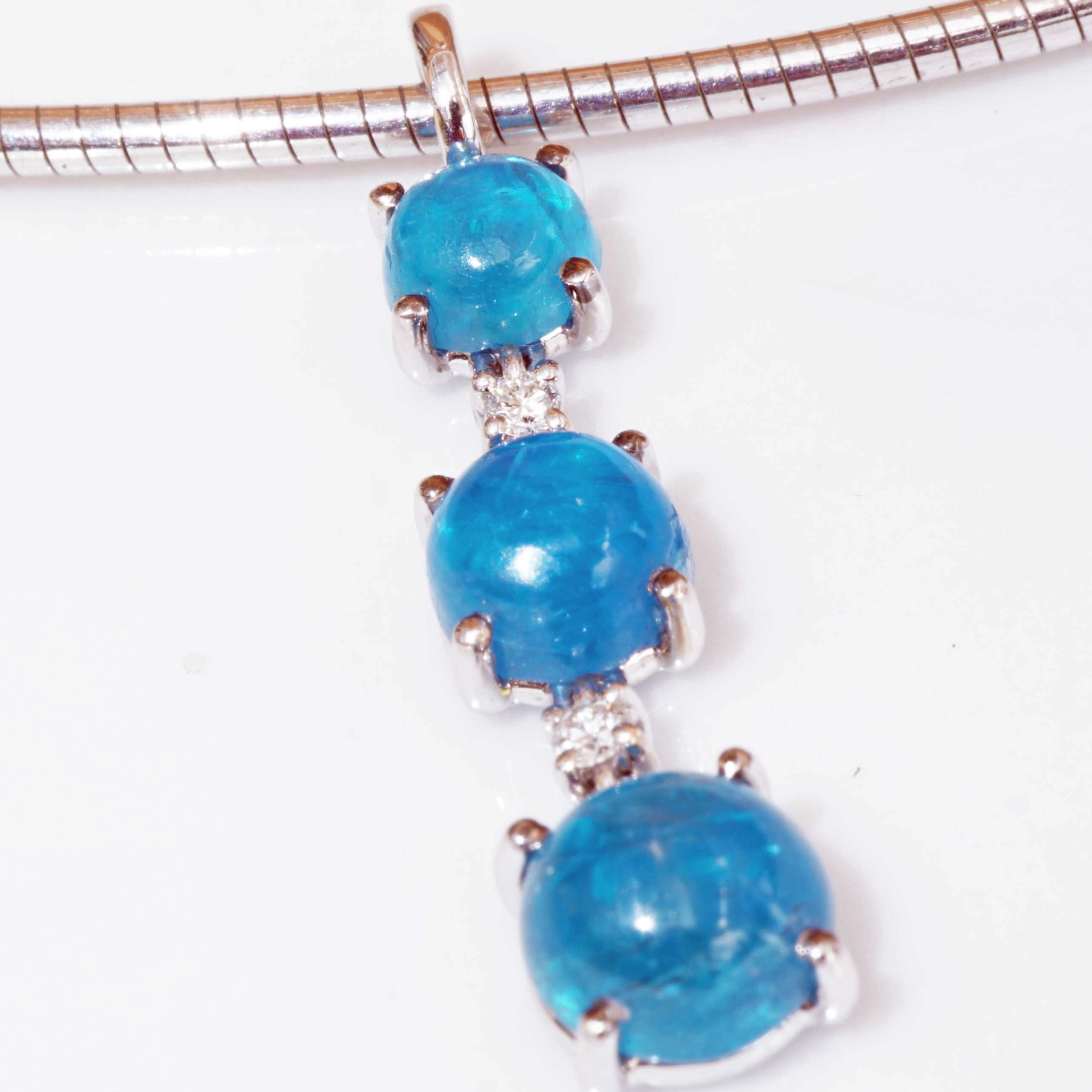 Apatit Brillant Anhänger 750er Weissgold...die Spaß Farbe NEONBLAU total ca. 3.78 ct