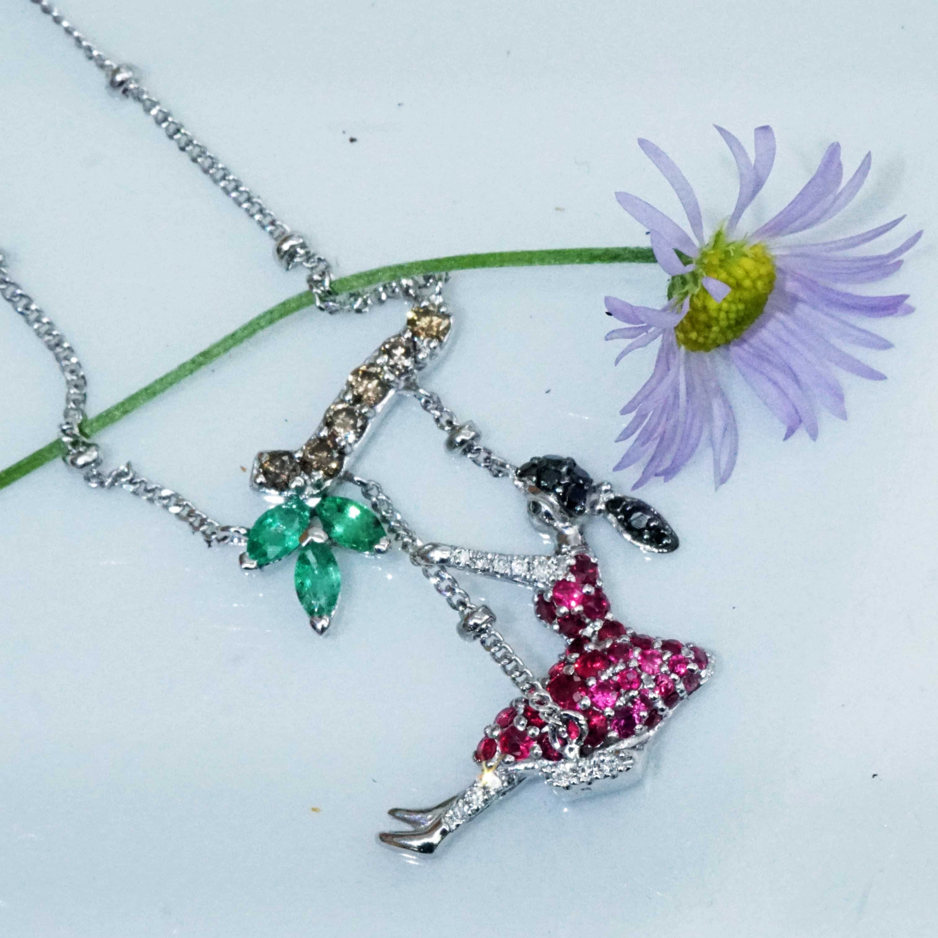 Rubin Smaragd Brillant Collier 750er Weissgold...das schaukelnde Mädchen...zum Träumen
