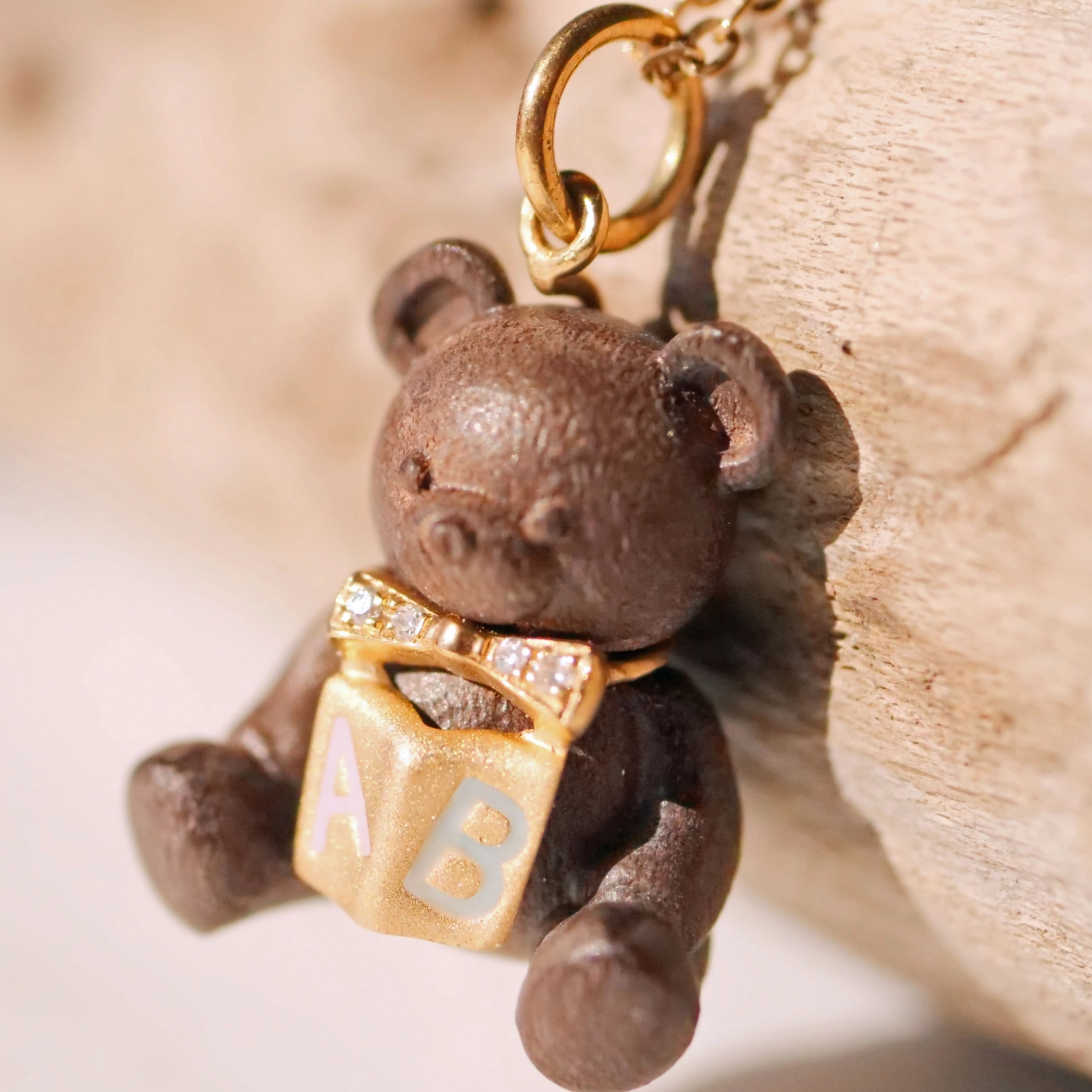 Brillant Anhänger Teddy Bärchen mit Buch 750er Gelbgold 22 x 14 x 9 mm zuckersüüs
