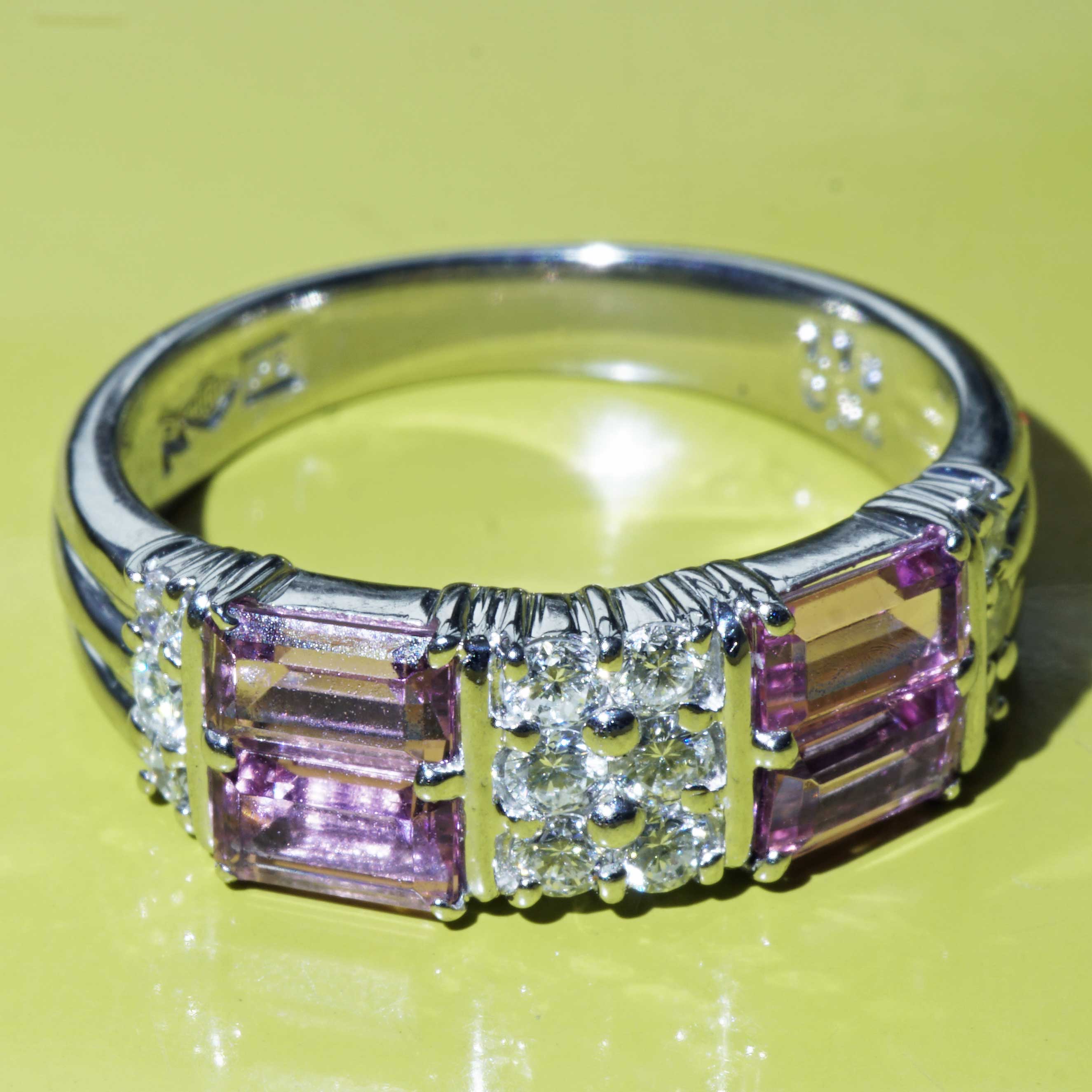 Pink Turmalin Brillant Ring 900er Platin 1.18 ct 0.34 ct ausgefallene Form mit geometrischer Struktur