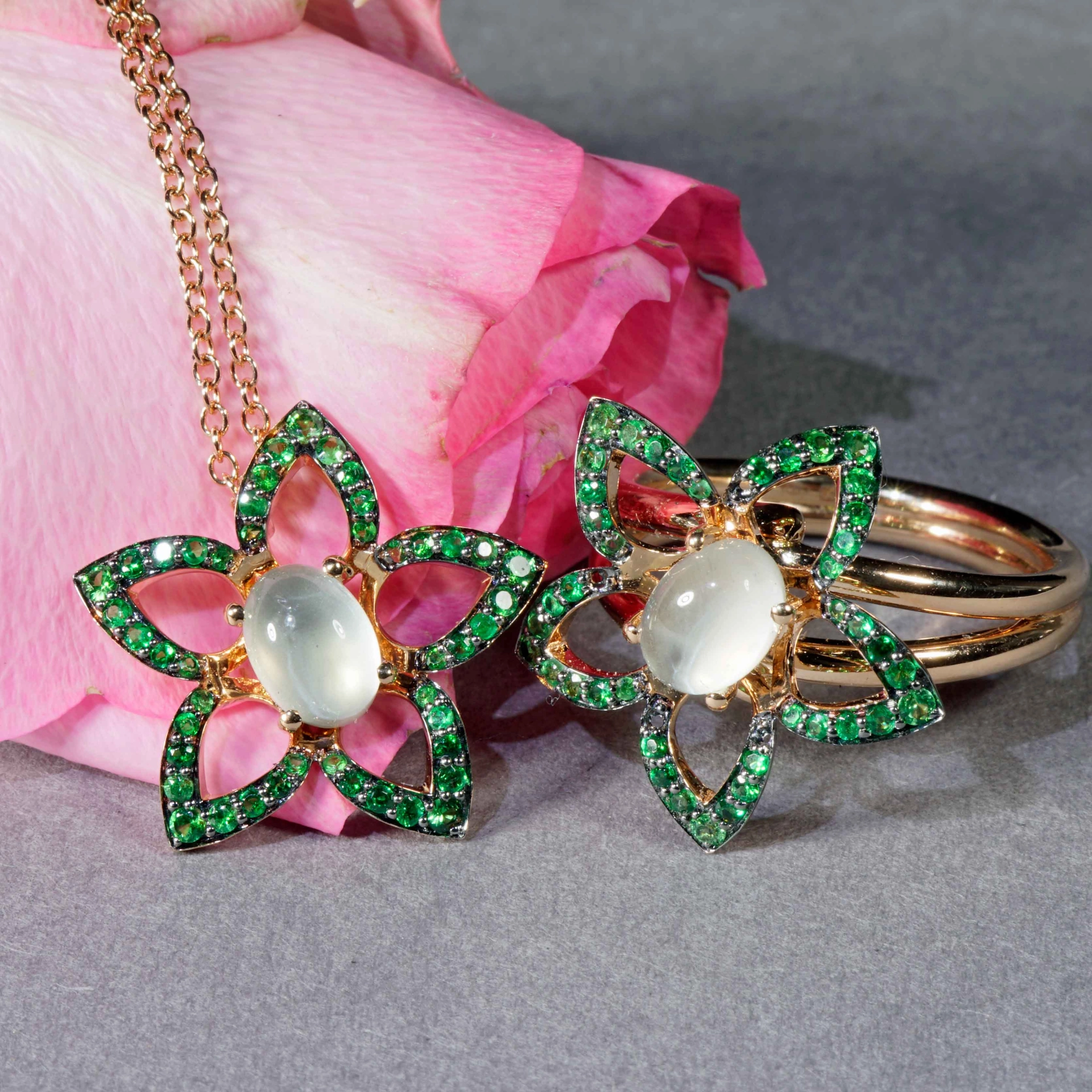 Blüten Mondstein Tsavorith Anhänger m. Kette 750er Rosegold....verspieltes Design....
