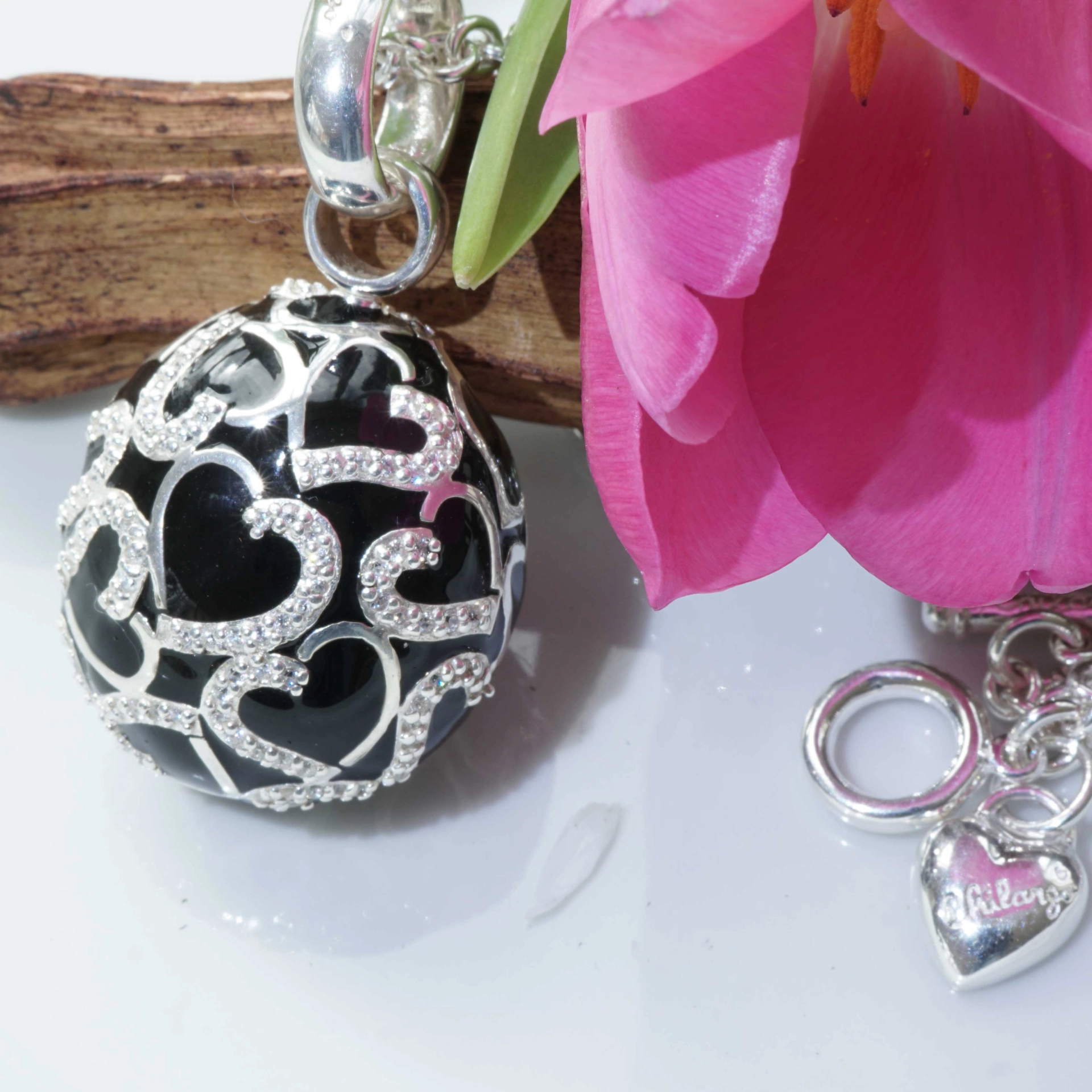 Original Chilango Anhänger im Stil Faberge Emaille Heart Black 925er Silber mit Steinbesatz