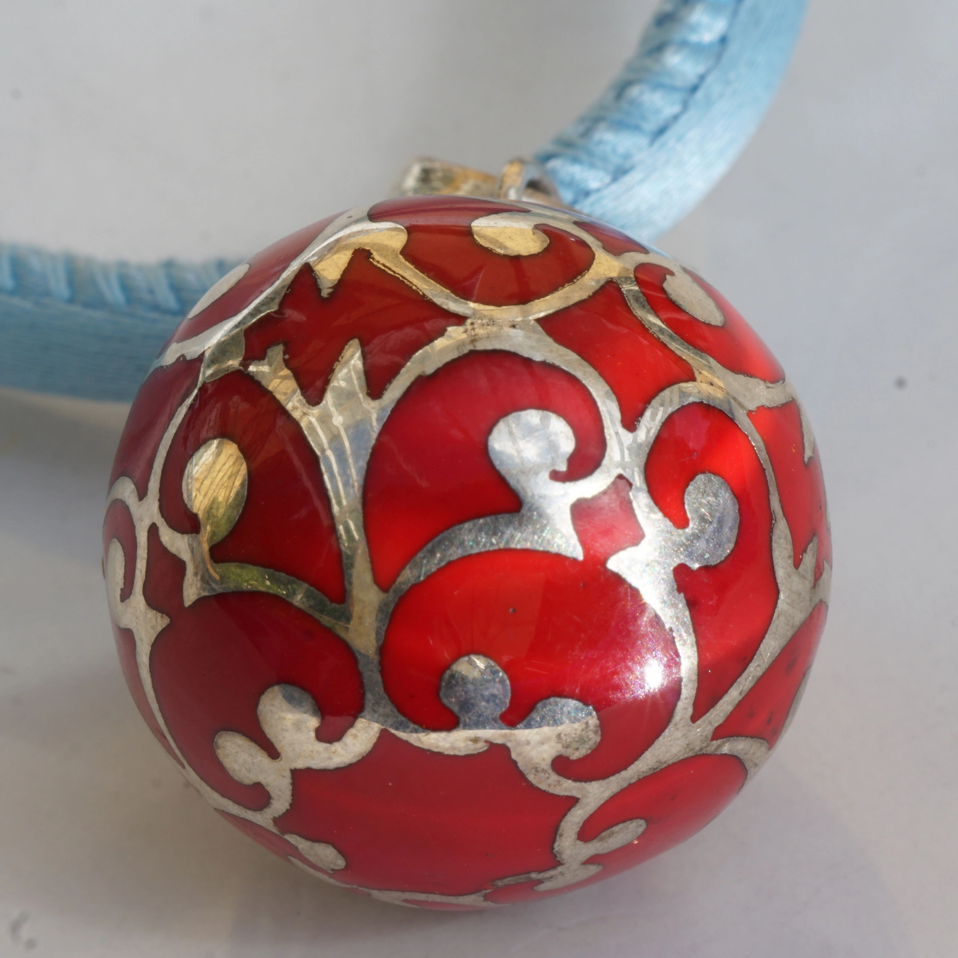 Klangkugel Anhänger 925er Silber mit Rankenmuster Oberfläche rot