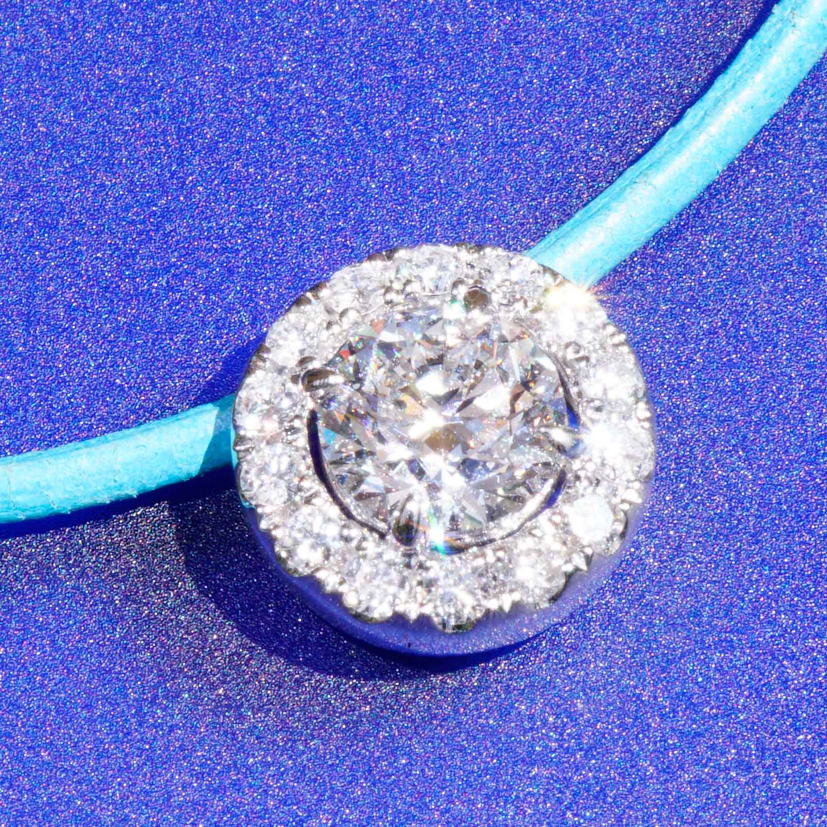 Brillant Anhänger rund 1.00 ct E SI1 6.17 - 6.25 x 4.01 mm im Halo Stil 0.25 ct GIA Gutachten