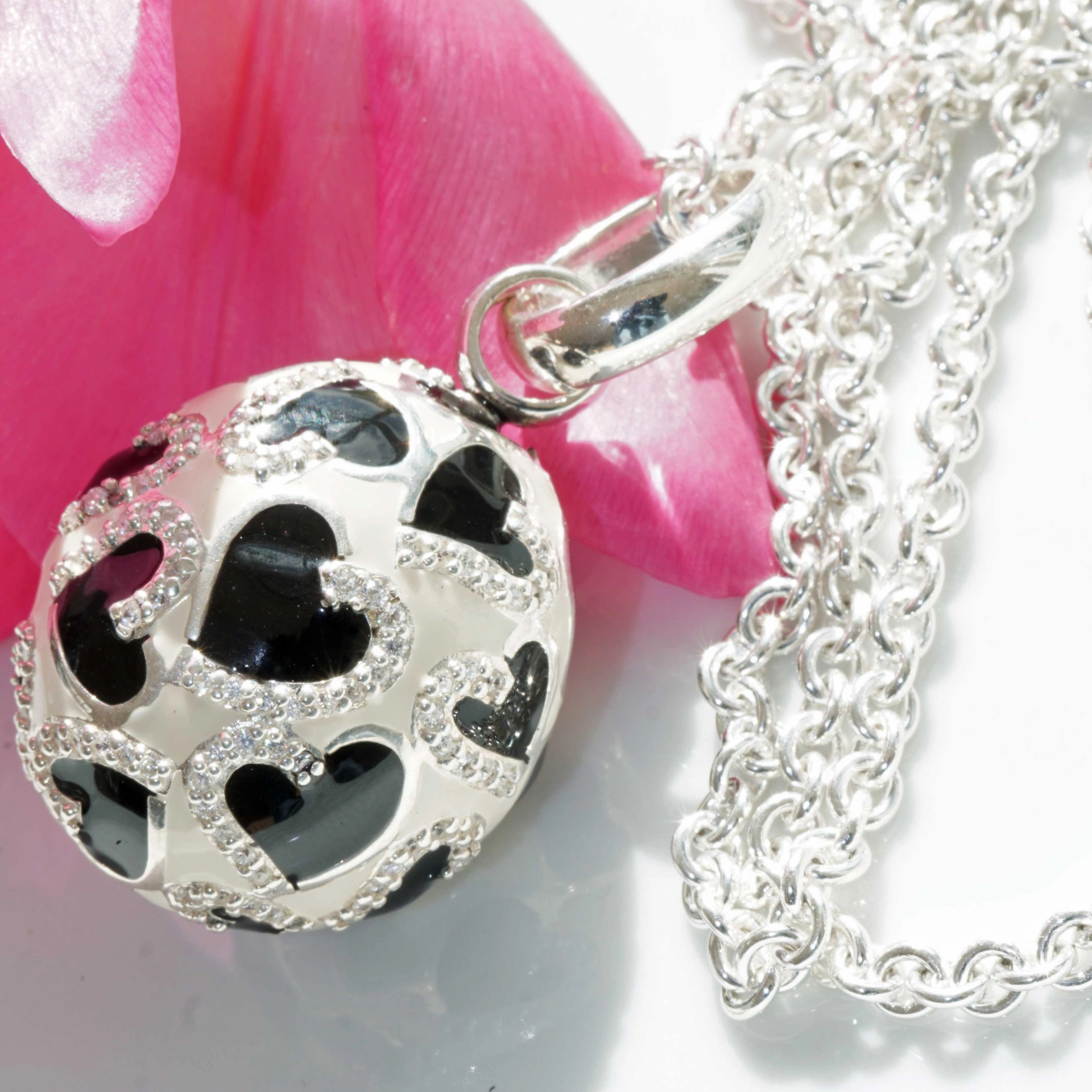 Original Chilango Anhänger im Stil Faberge Emaille Heart Black / White 925er Silber