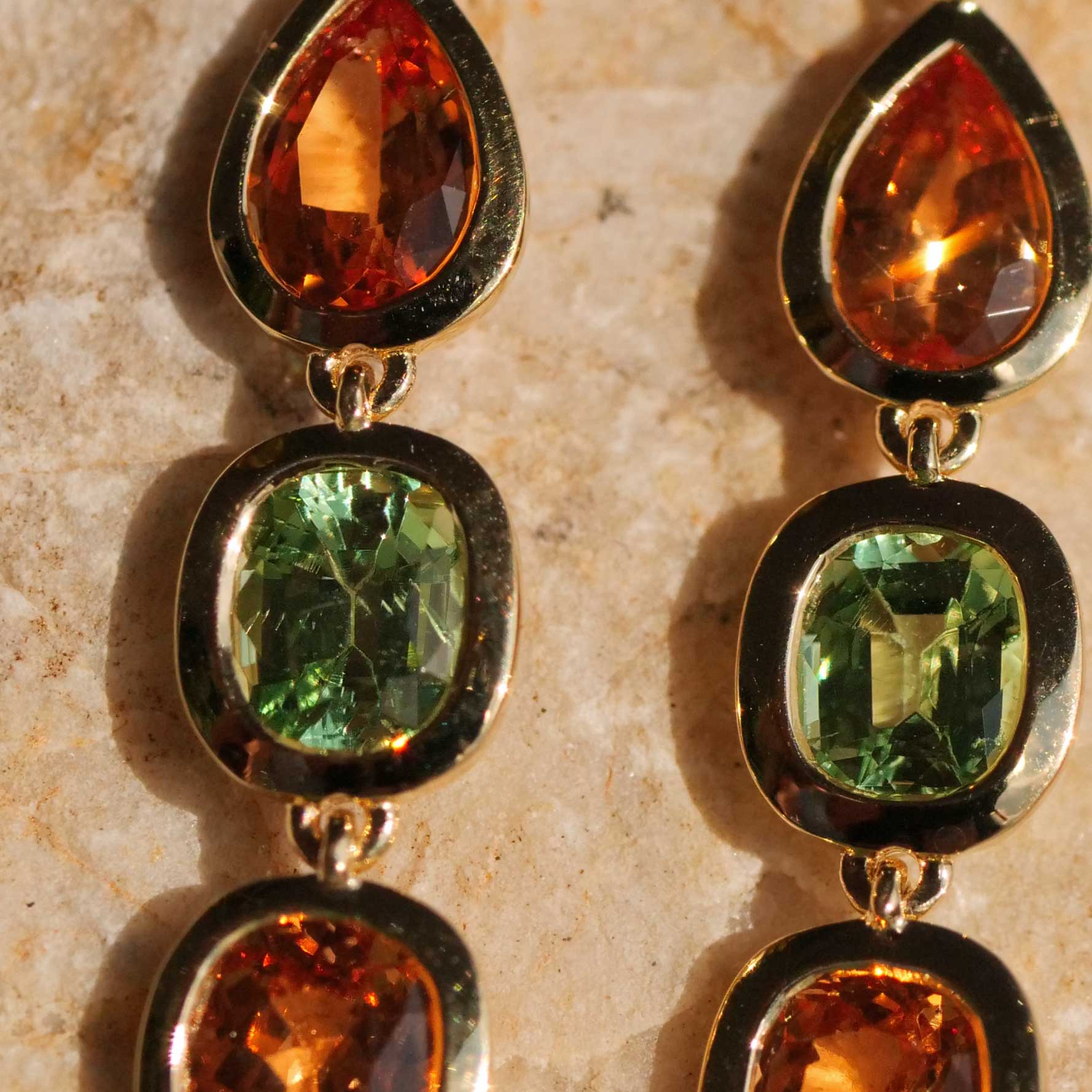 Seltene Mandarin Granat Tsavorith Brillant Chandelier Ohrhänger  750er Gelbgold 6.21 ct 0.24 ct Ausnahmefarbe Orange und Grün