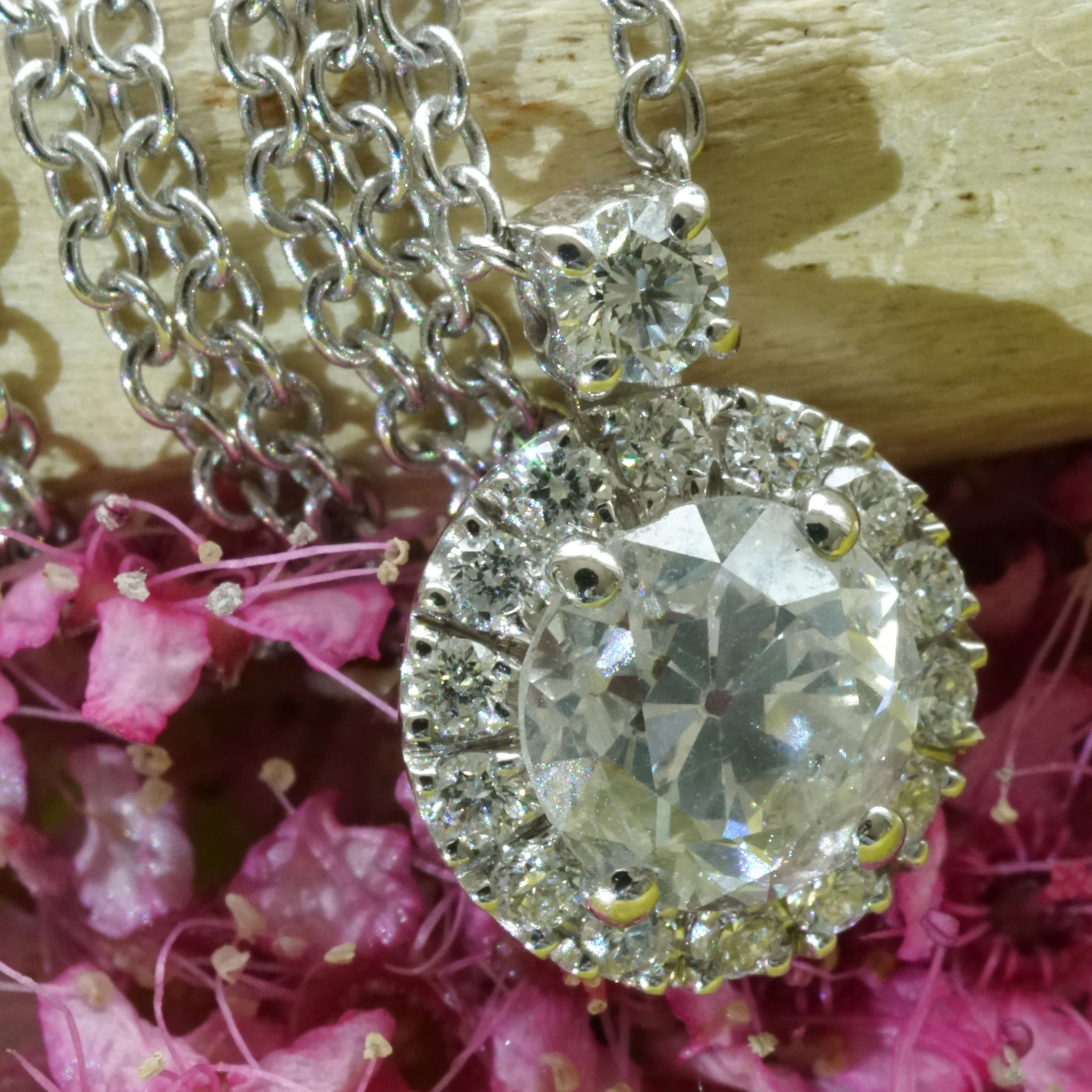 Altschliff Brillant Anhänger m. Kette 750er Weissgold 0.76 ct 0.20 ct TW VS modern interpretiert