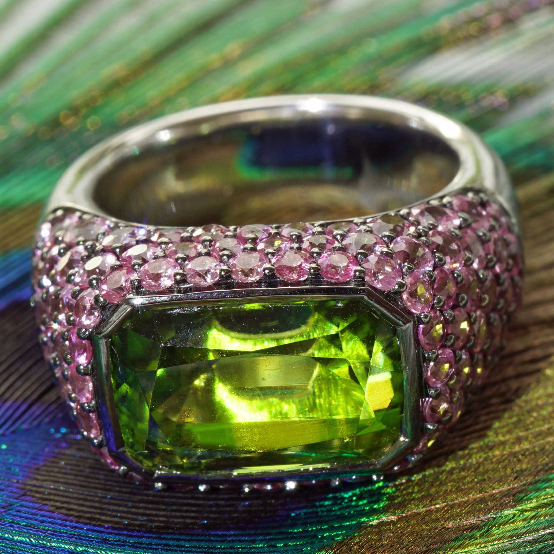 Saphir Peridot Ring 750er Weissgold Investment Edelstein Supat Mine Pakistan 9 ct mit Expertise