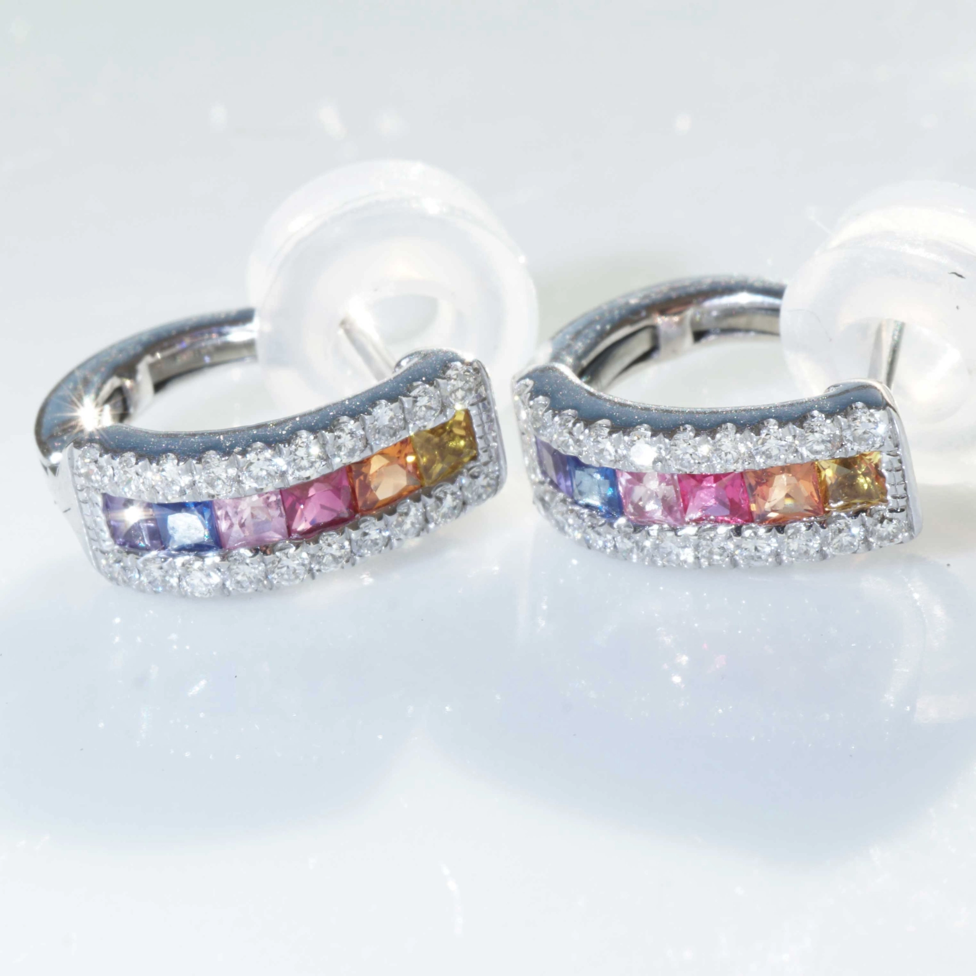 Multifarbene Halb Creolen im Regenbogen Verlauf mit Saphir, Rubin, Amethyst und Brillanten 750er Wei