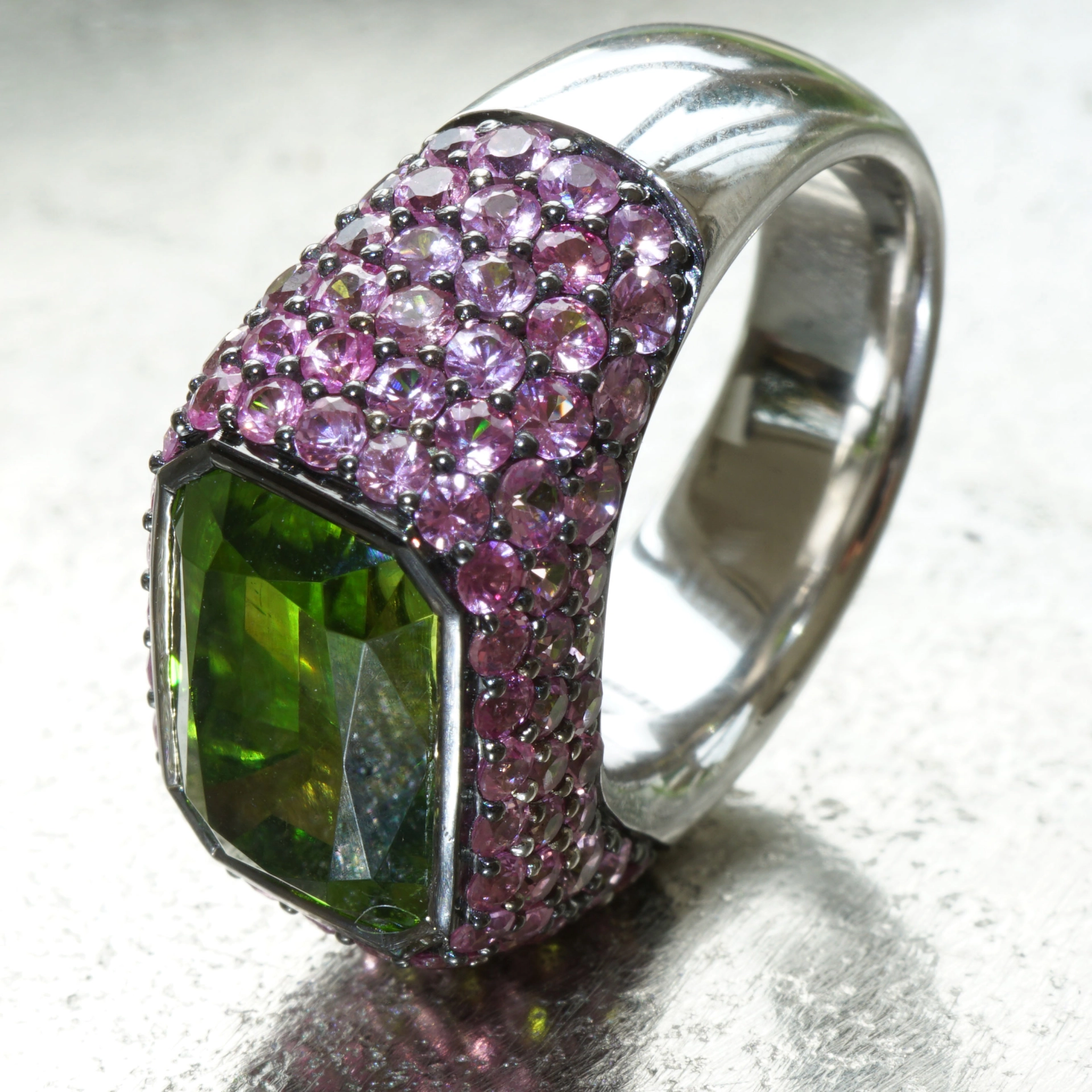 Saphir Peridot Ring 750er Weissgold Investment Edelstein Supat Mine Pakistan 9 ct mit Expertise