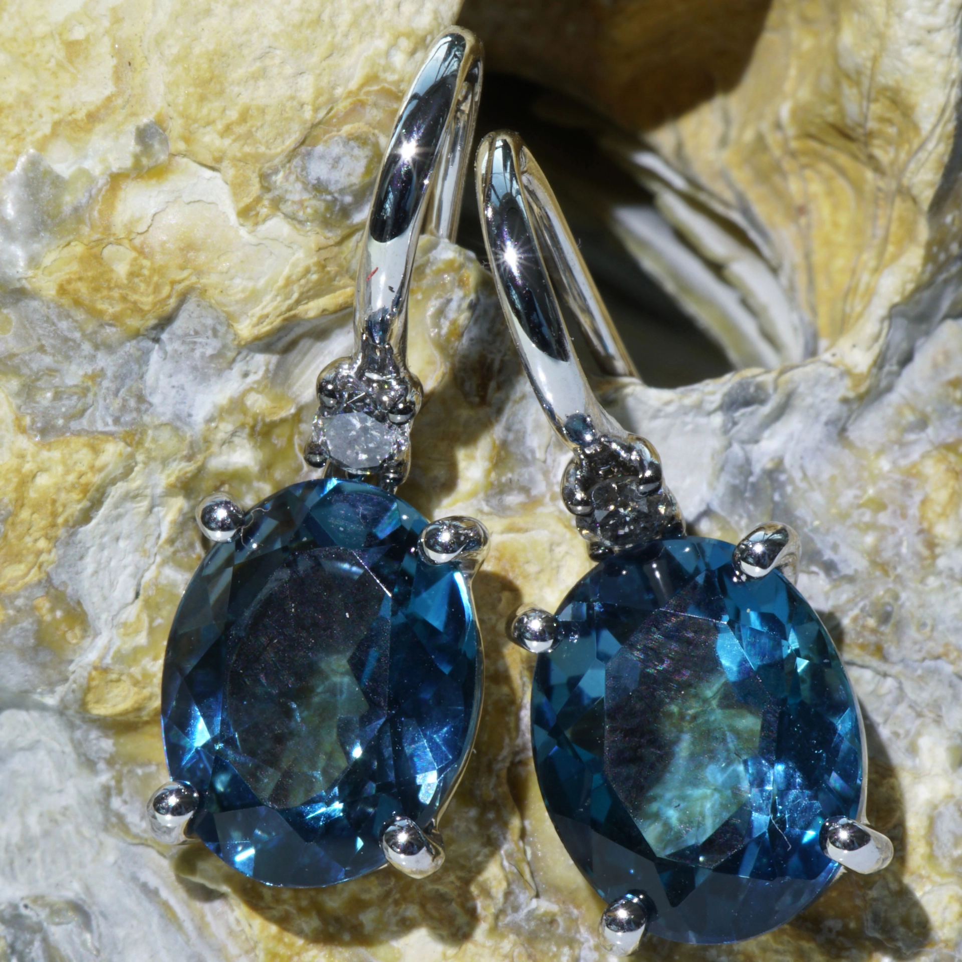 Ohrhänger Topas Brillant London Blue 750er Weissgold dazu stahlgraue Brillanten
