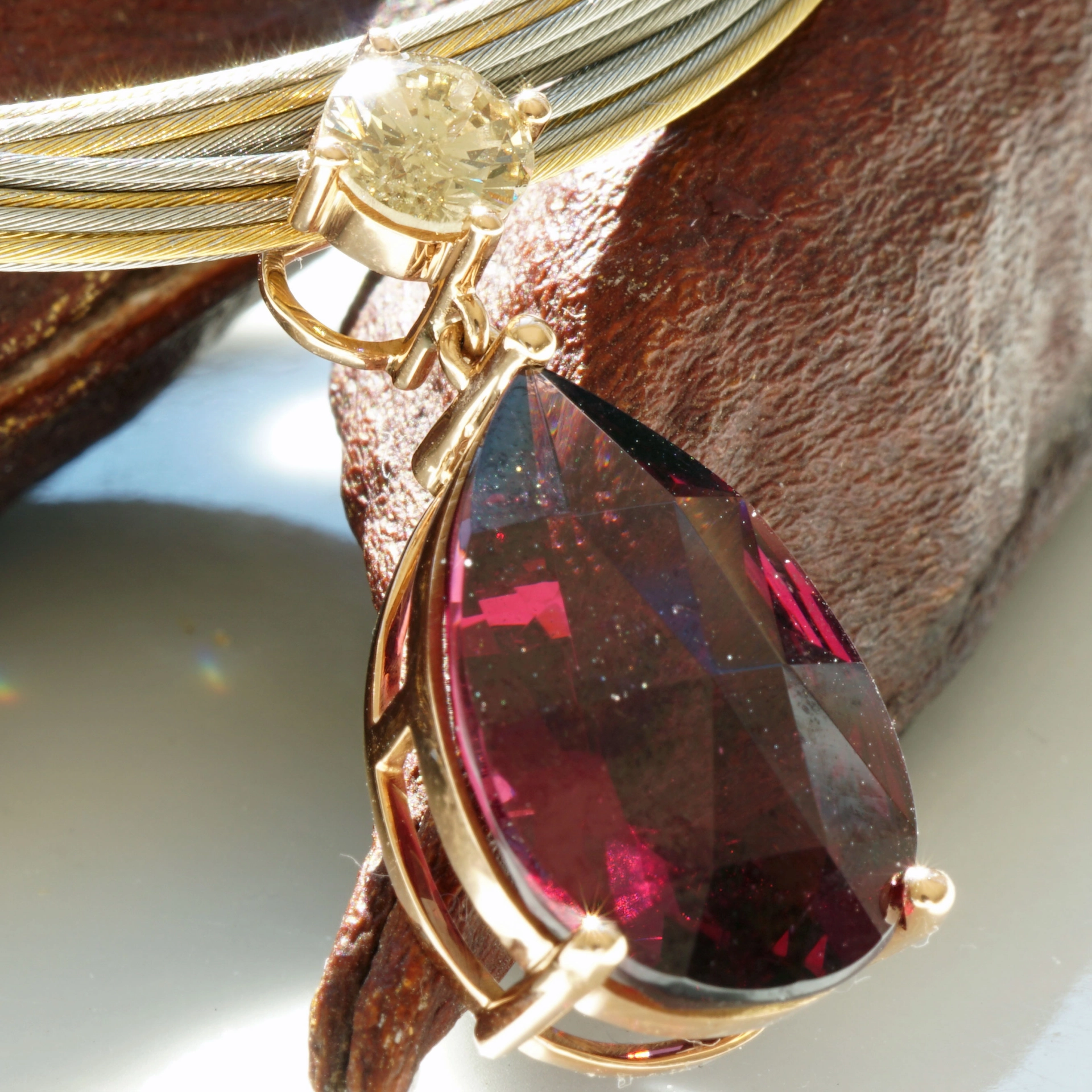 schmuckzicke_anhaenger_rosegold_rodolith_brillant_investmentSON00580 Rhodolith Brillant Anhänger 10 ct 0.67ct AAA+ 750er Rosegold IGI Expertise