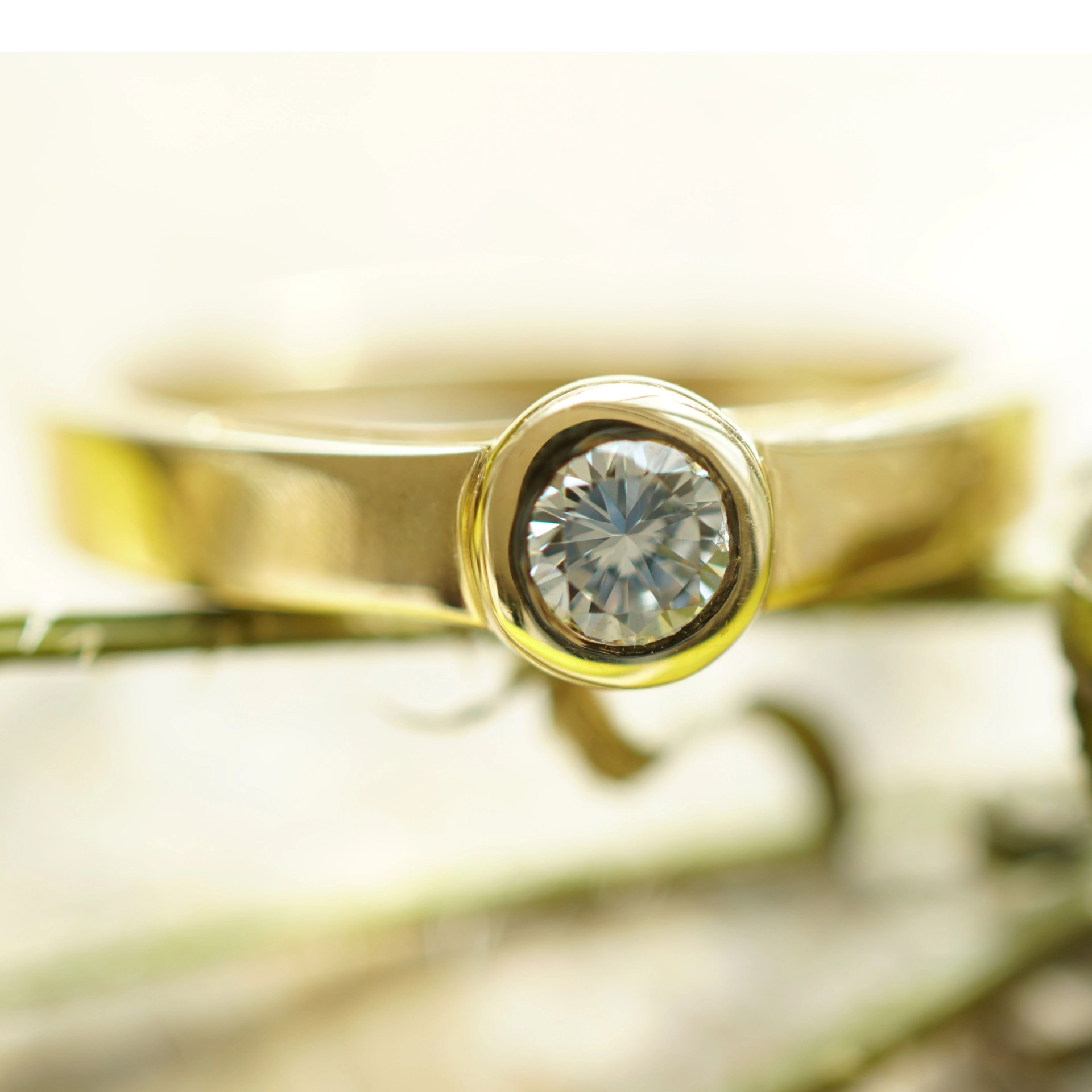 Solitär Brillant Ring 0.23 ct TCR VVS2 750er Gelbgold 3,9 mm D. tolle Brillanz