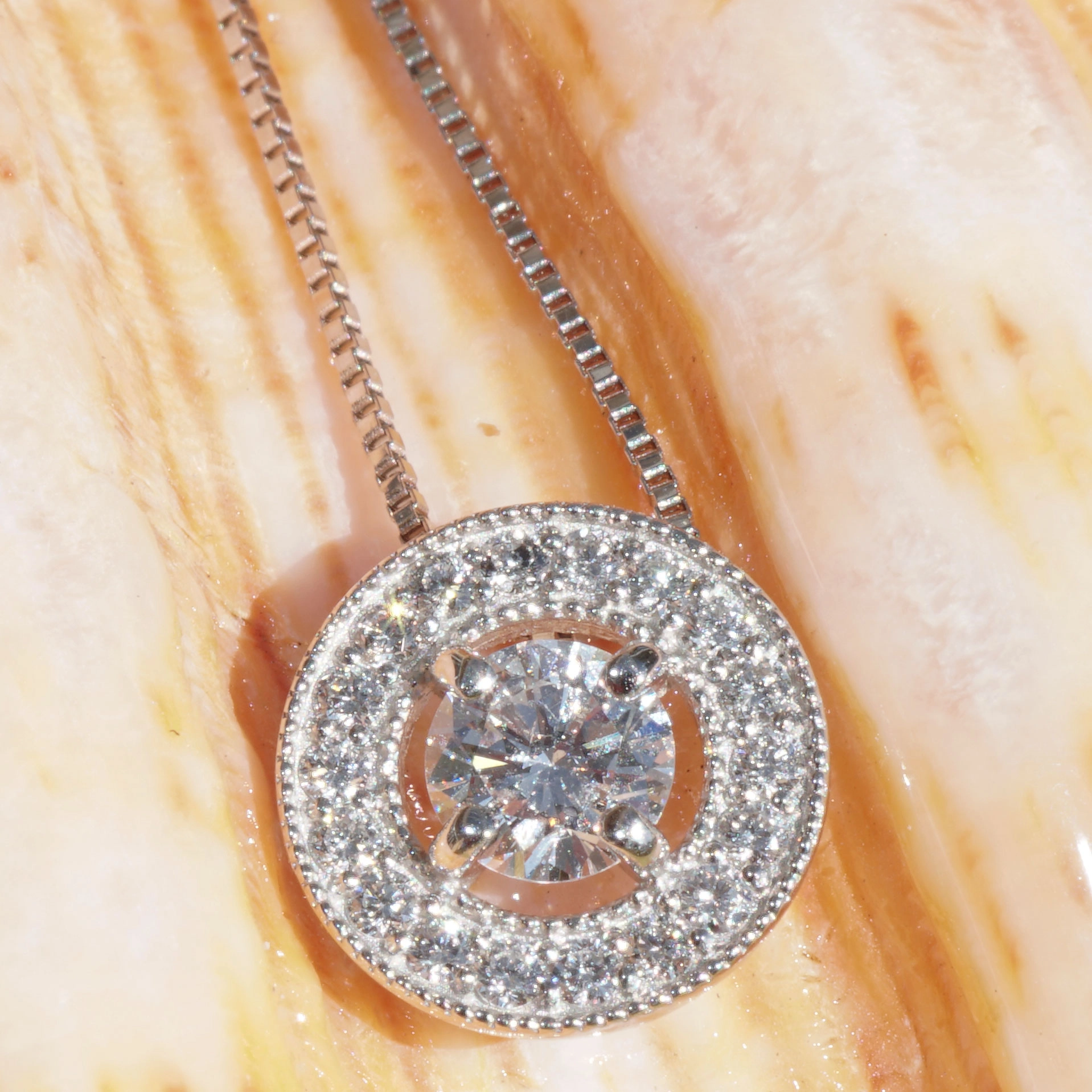 Viertelkaräter Brillant Anhänger 900er Platin total ca. 0.375 ct erlesener Platinschmuck mit Kette