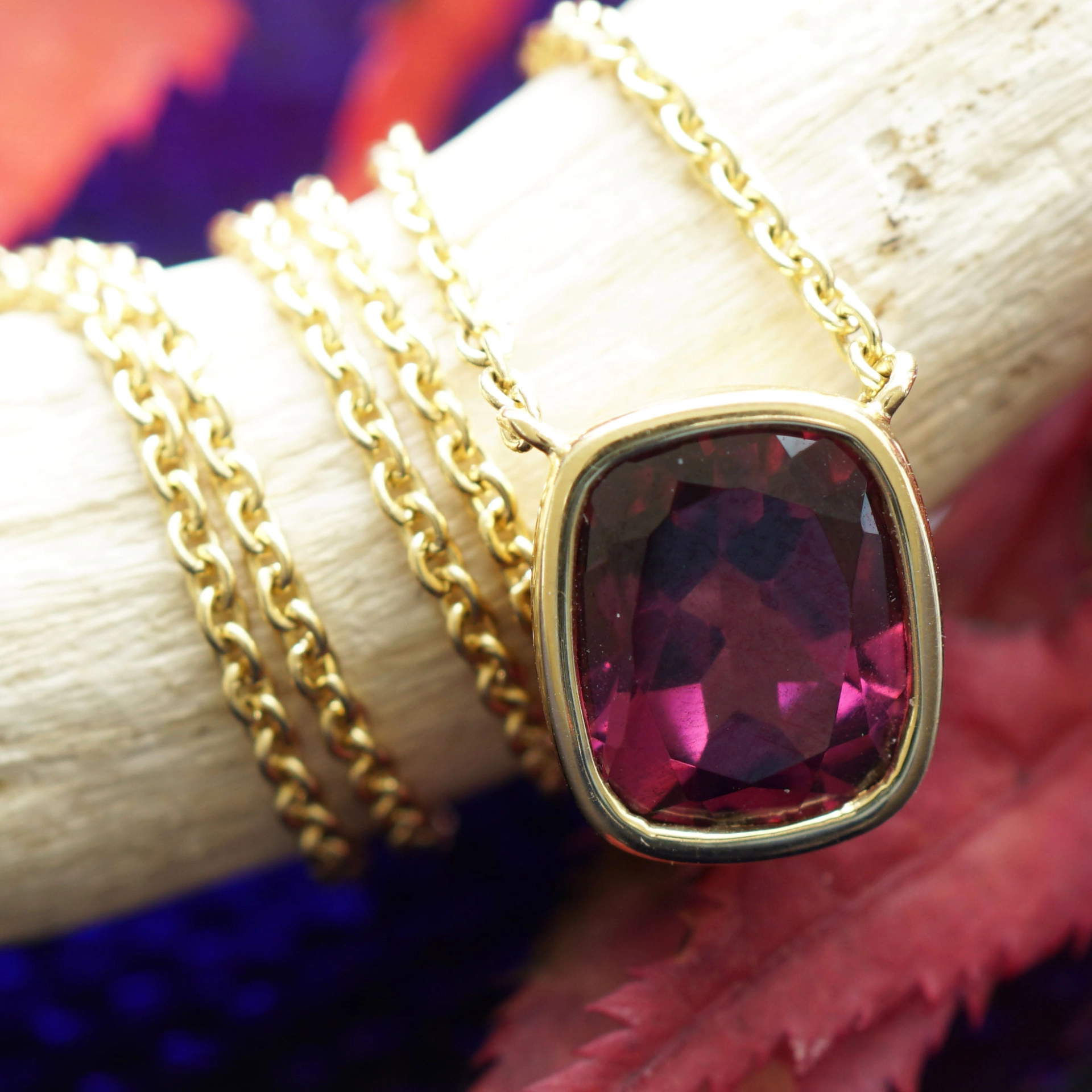 Rhodolith Collier 2.65 ct 750er Gelbgold 10 x 9 mm Spitzenqualität AAA+ Herzblut