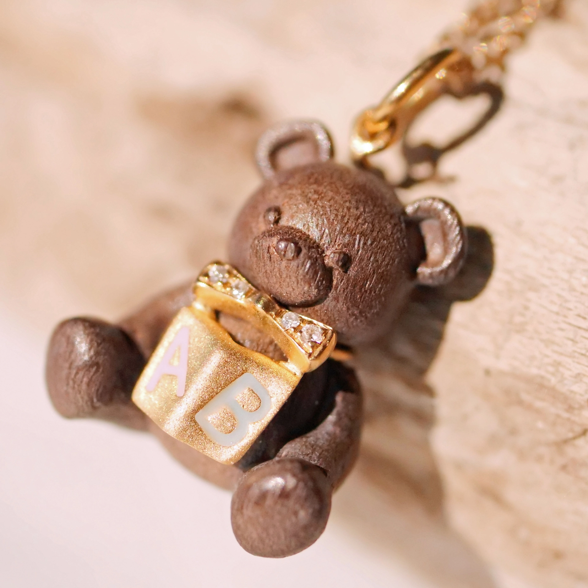 Brillant Anhänger Teddy Bärchen mit Buch 750er Gelbgold 22 x 14 x 9 mm zuckersüüs