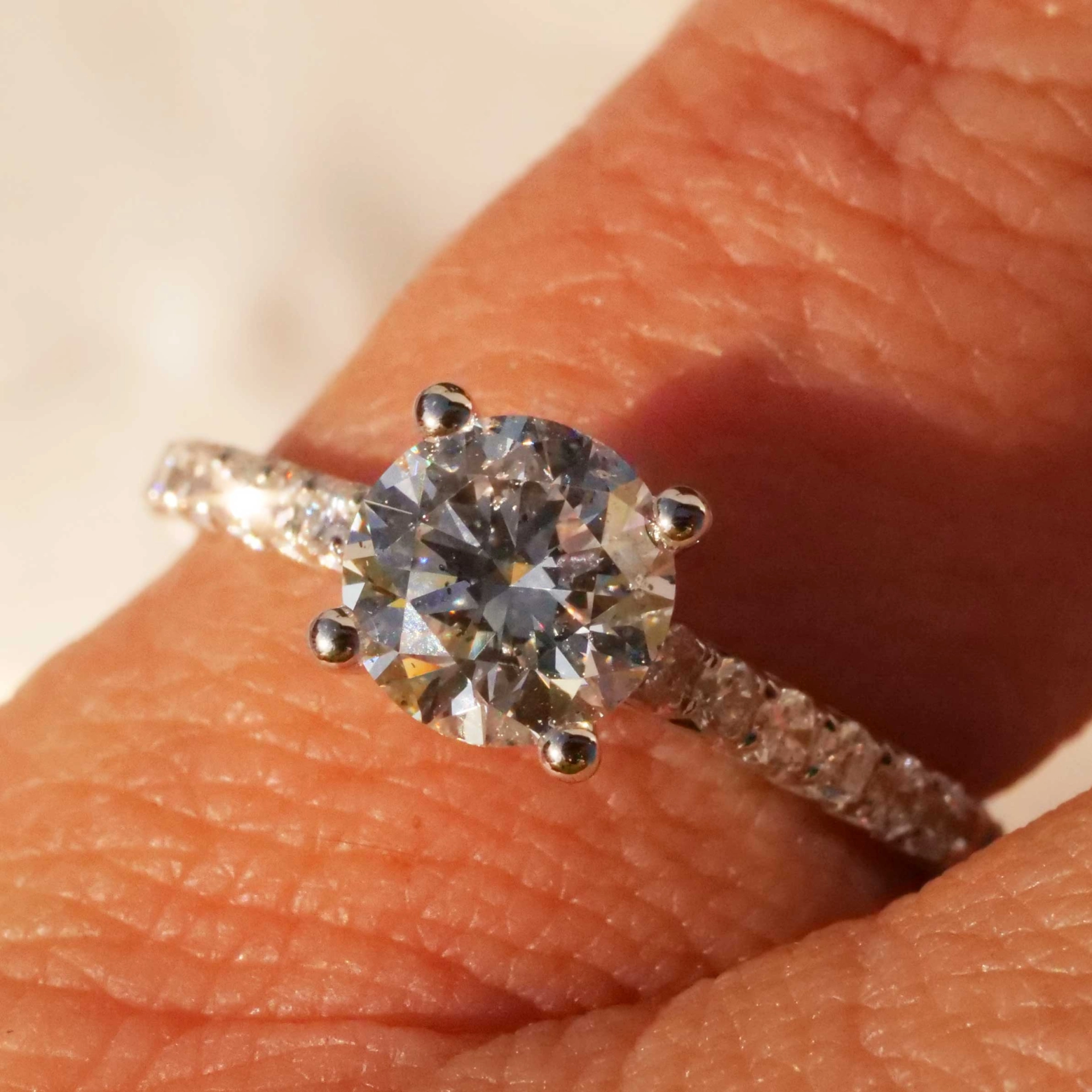 Ring mit Brillant rund 1.01 ct E / hochfeines weiss P1 750er Weissgold GIA Gutachten