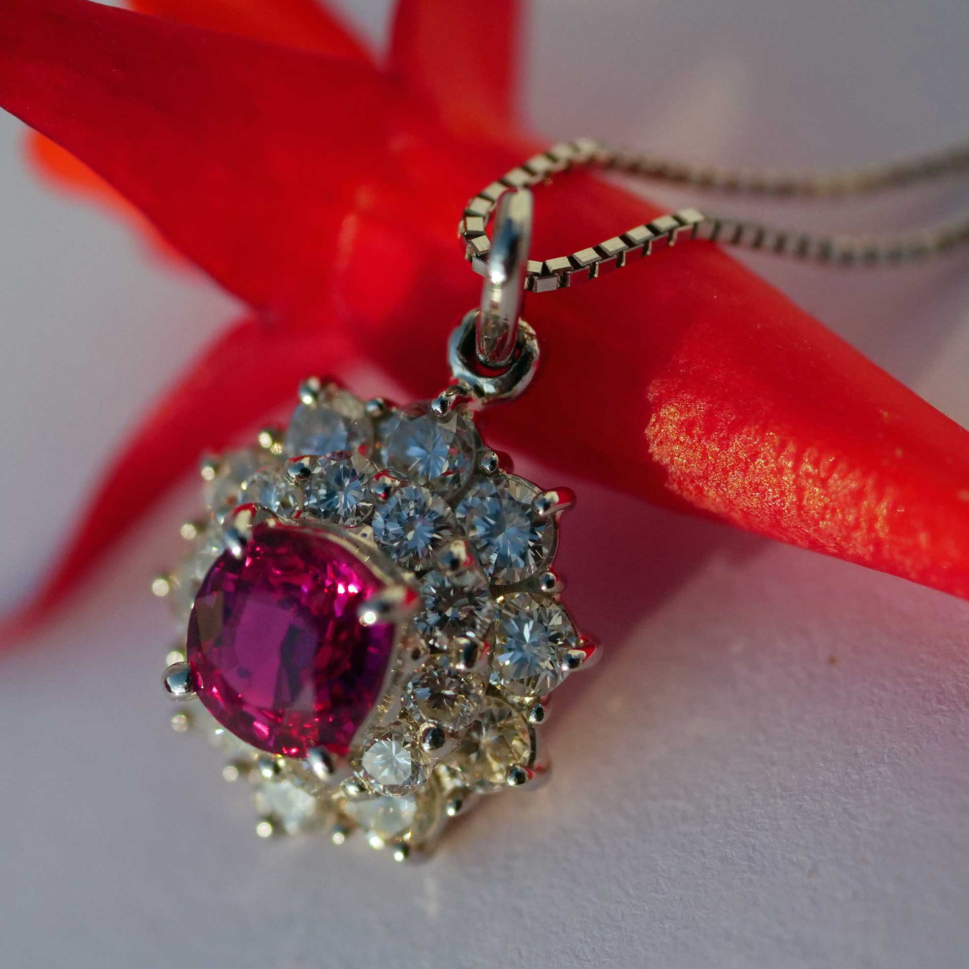 BURMA unerhitzt Rubin Brillant Anhänger m. Kette 0.84 ct 1.01 ct GIA Zertifikat 900er/850er Platin 