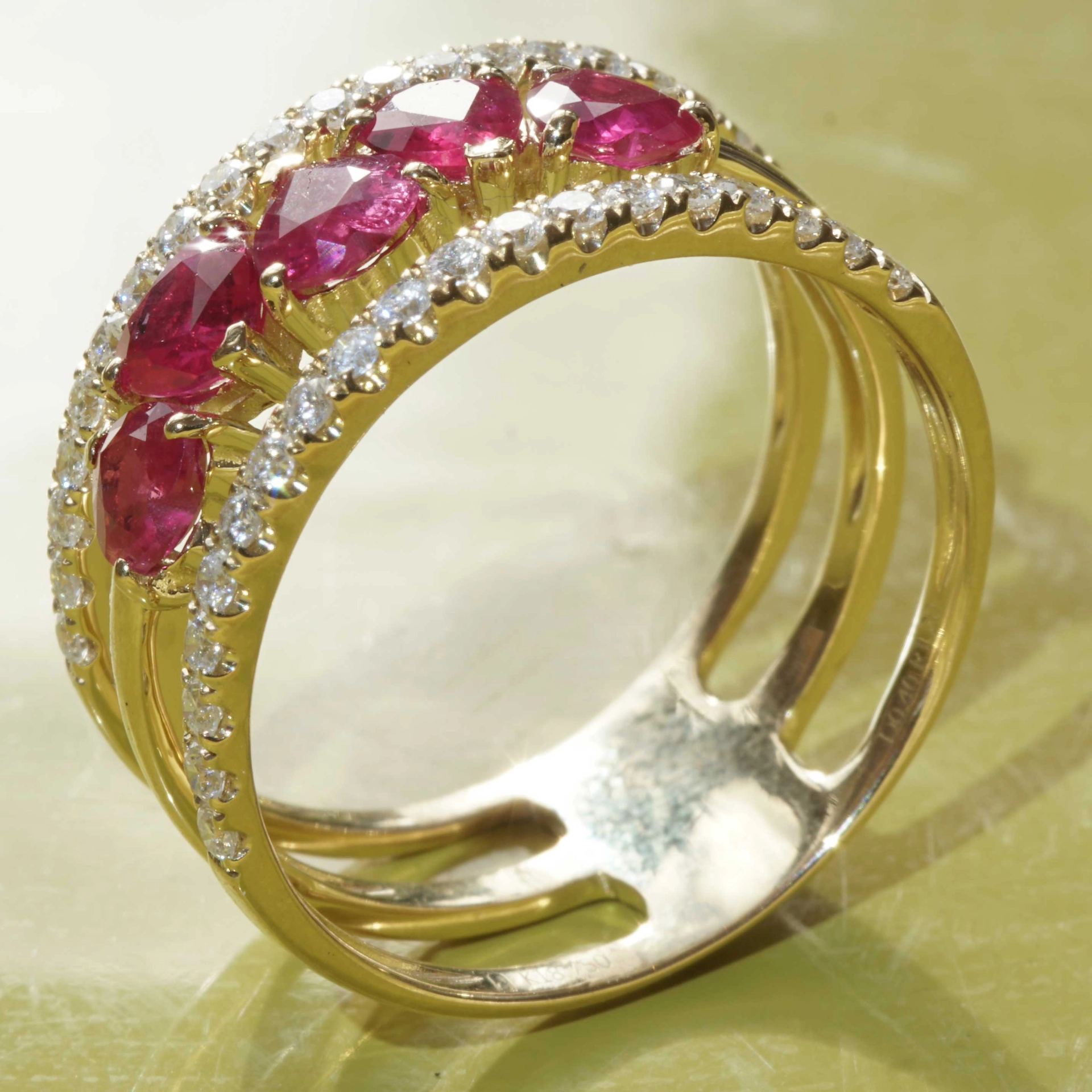 Rubin Brillant Ring 1.20 ct 0.40 ct 750er Gelbgold....fünf rote Herzen für........