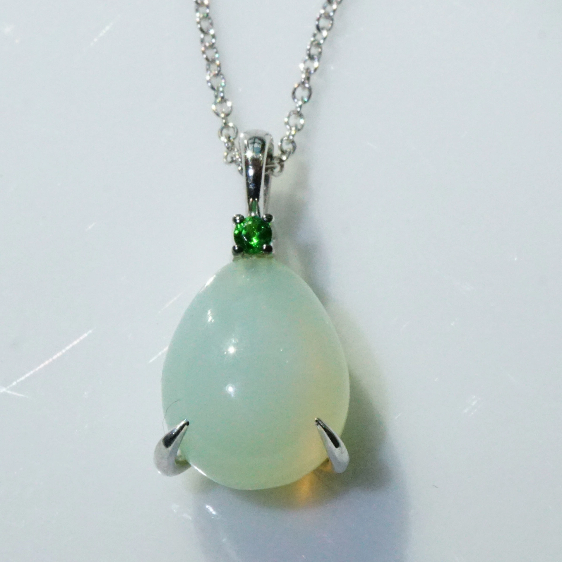 Calzedon Tsavorith Anhänger Drop 750er Weissgold entzückend 4.63 ct 0.03 ct mit Kette