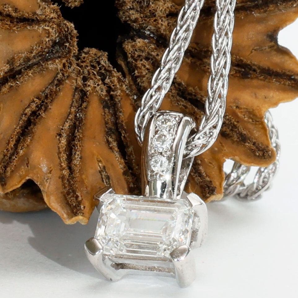 Emeraldcut Diamant Anhänger mit Kette  0.525 ct F VS2 Silhouette Bentner GIA Zertifikat 750er Weissgold