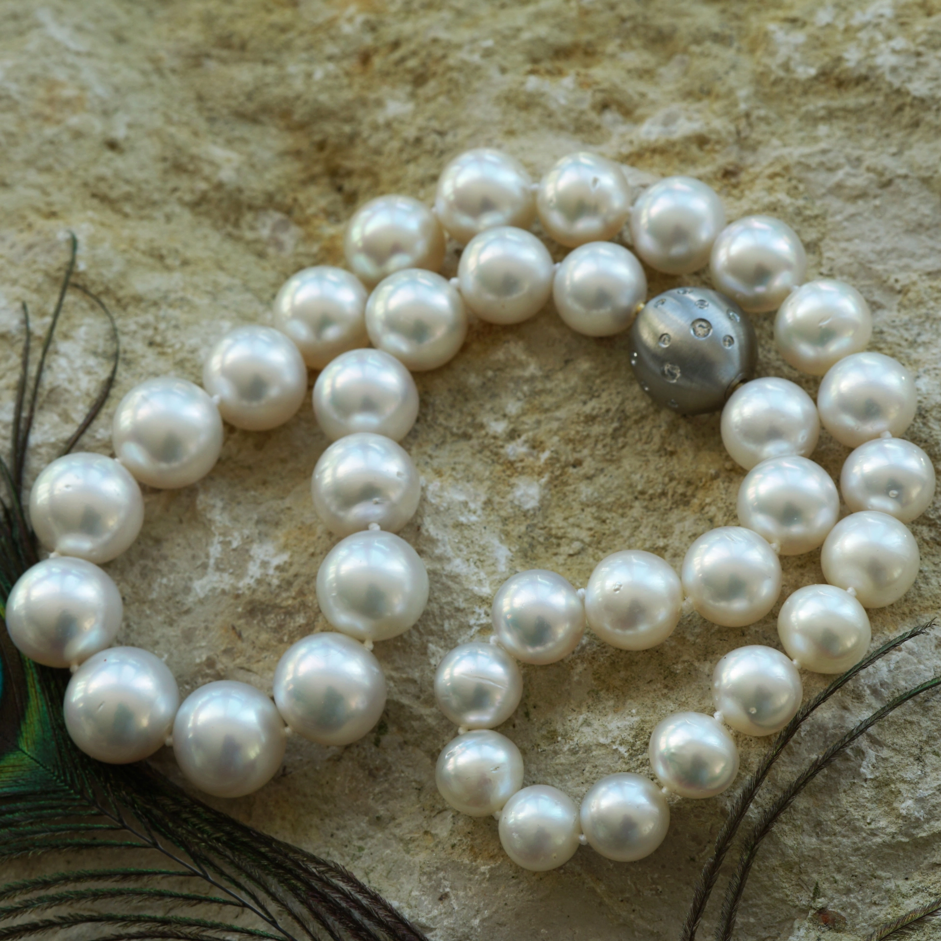 SÜDSEE Zuchtperl Collier weiss-l. creme AAA+ FEINER LÜSTER rund 14,8 - 11 mm Wave
