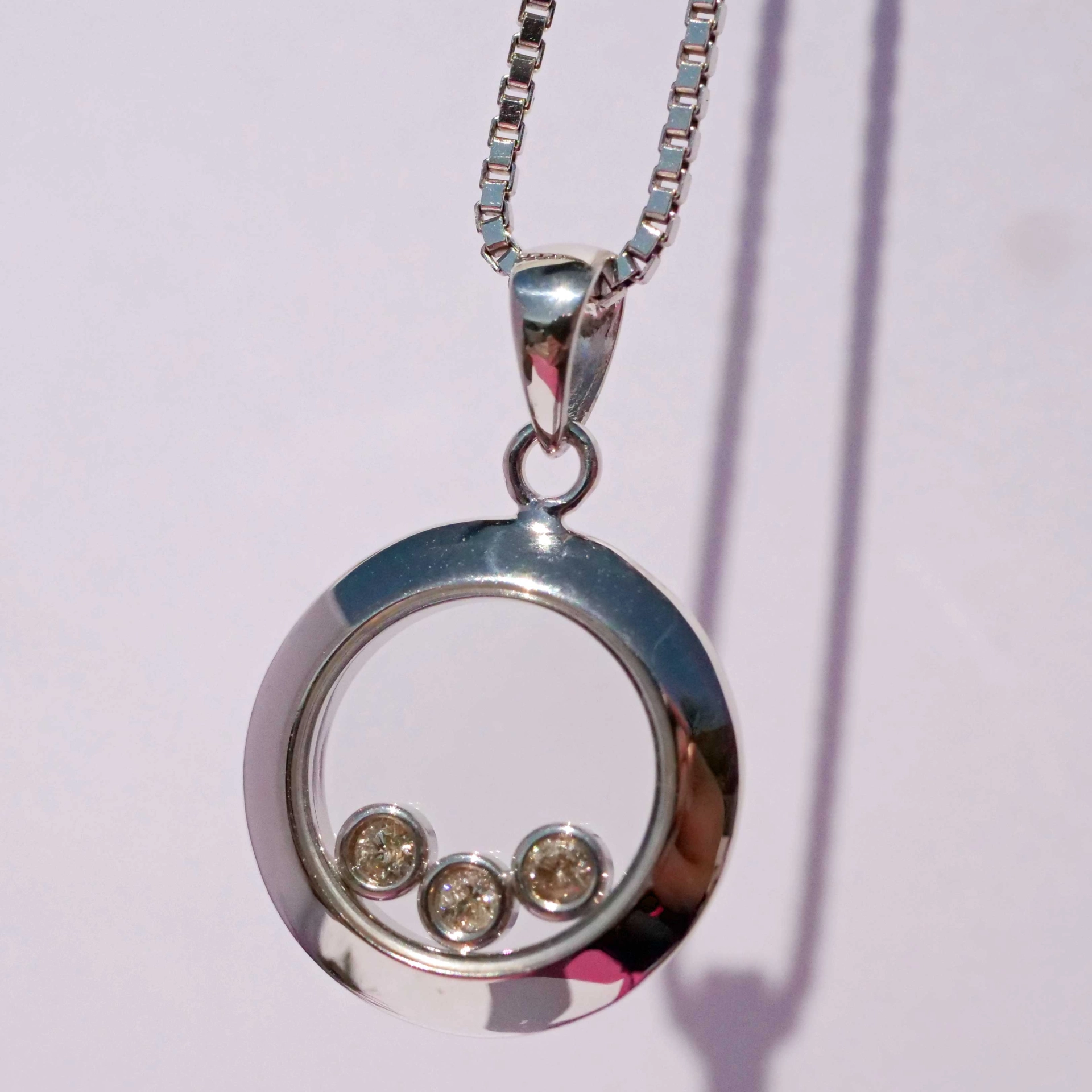 Anhänger mit beweglichen Brillanten in 750er Weissgold mit Kette in 333er Weissgold