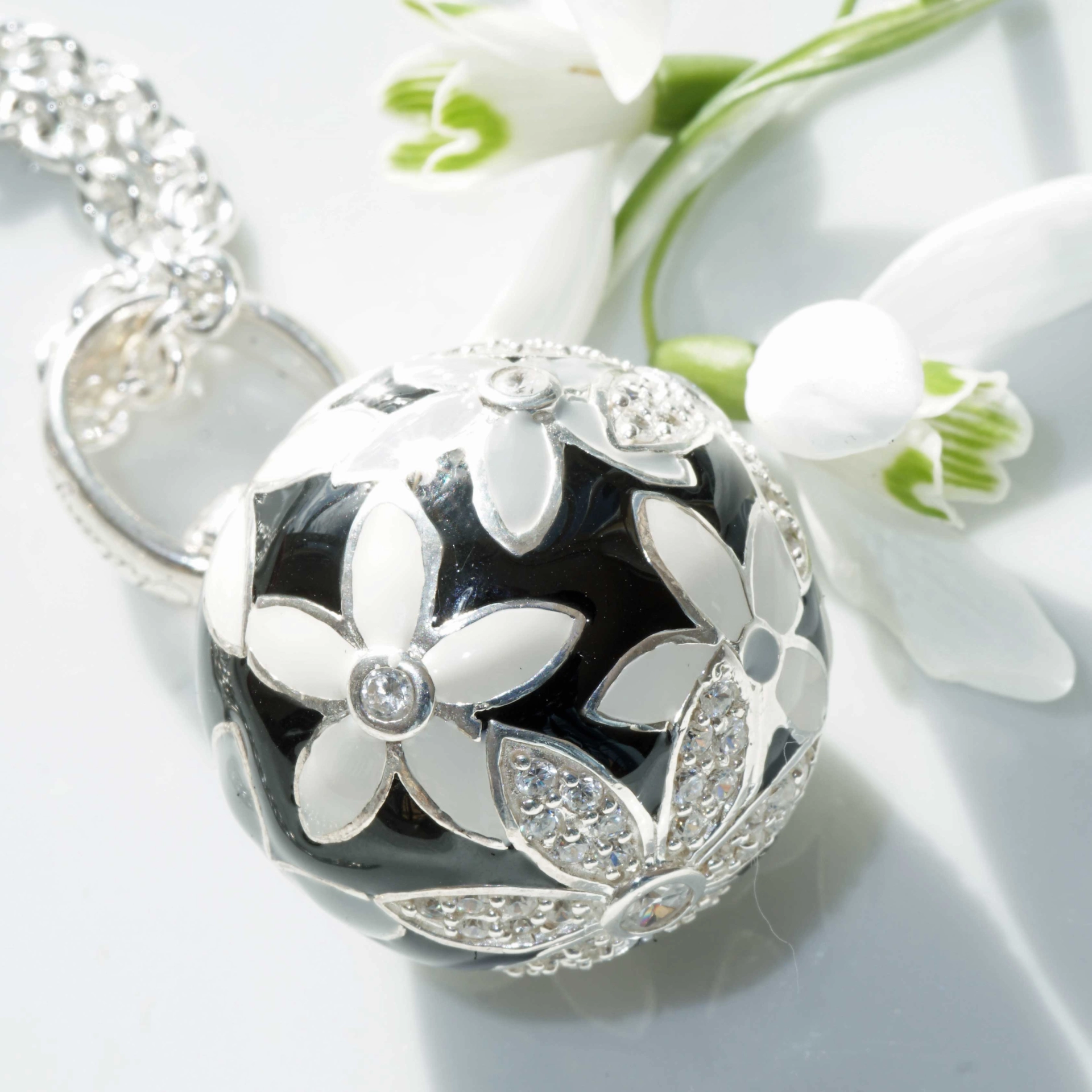 Original Chilango Anhänger im Stil Faberge Emaille Flower schwarz-weiss 925er Silber mit Steinbesatz