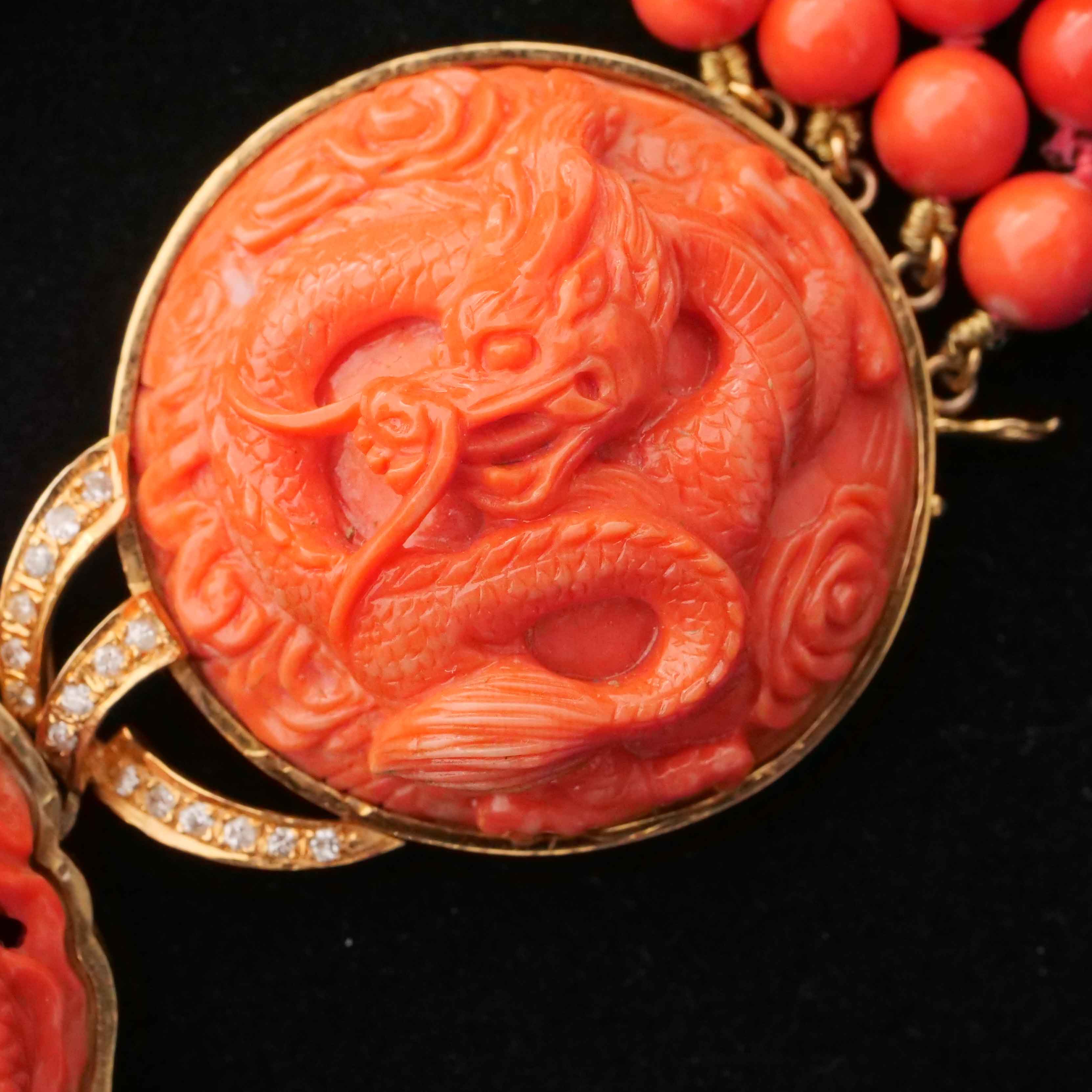 Korall Brillant Collier um 1980 mit geschnitzten Drachenmotiven und vierreihiger Korallkugelkette