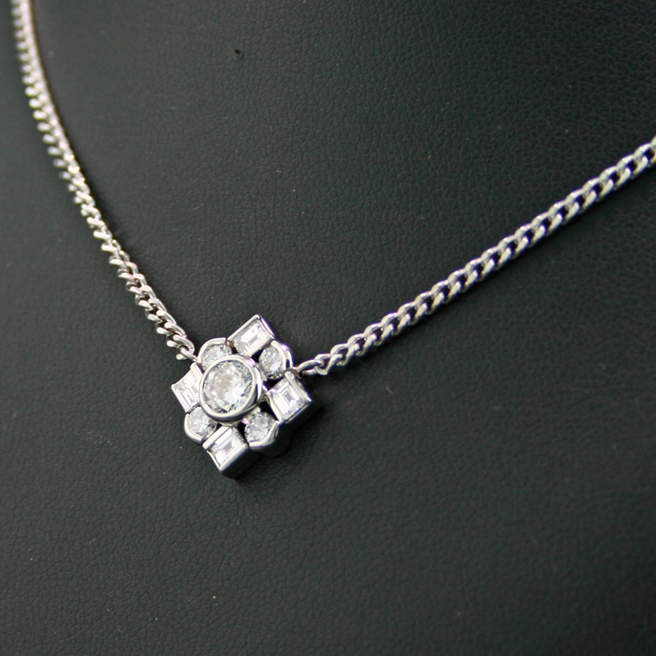 Halbkaräter Collier in 900er Platin  total ca. 1.57 ct Erlesener Platinschmuck