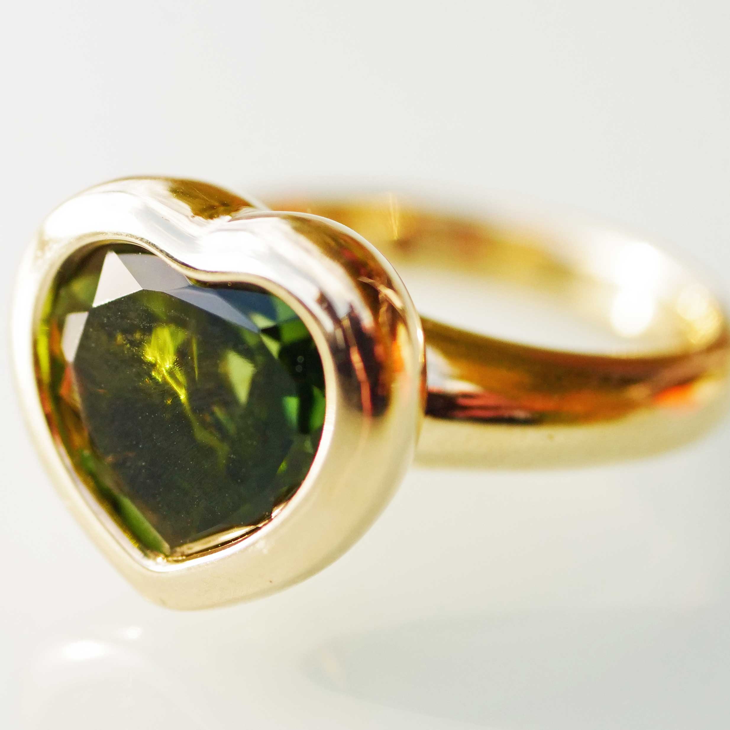 Peridot Herz Ring 750er Gelbgold made in Valenza... ein grüner moderner Herzring  in massiv Gold