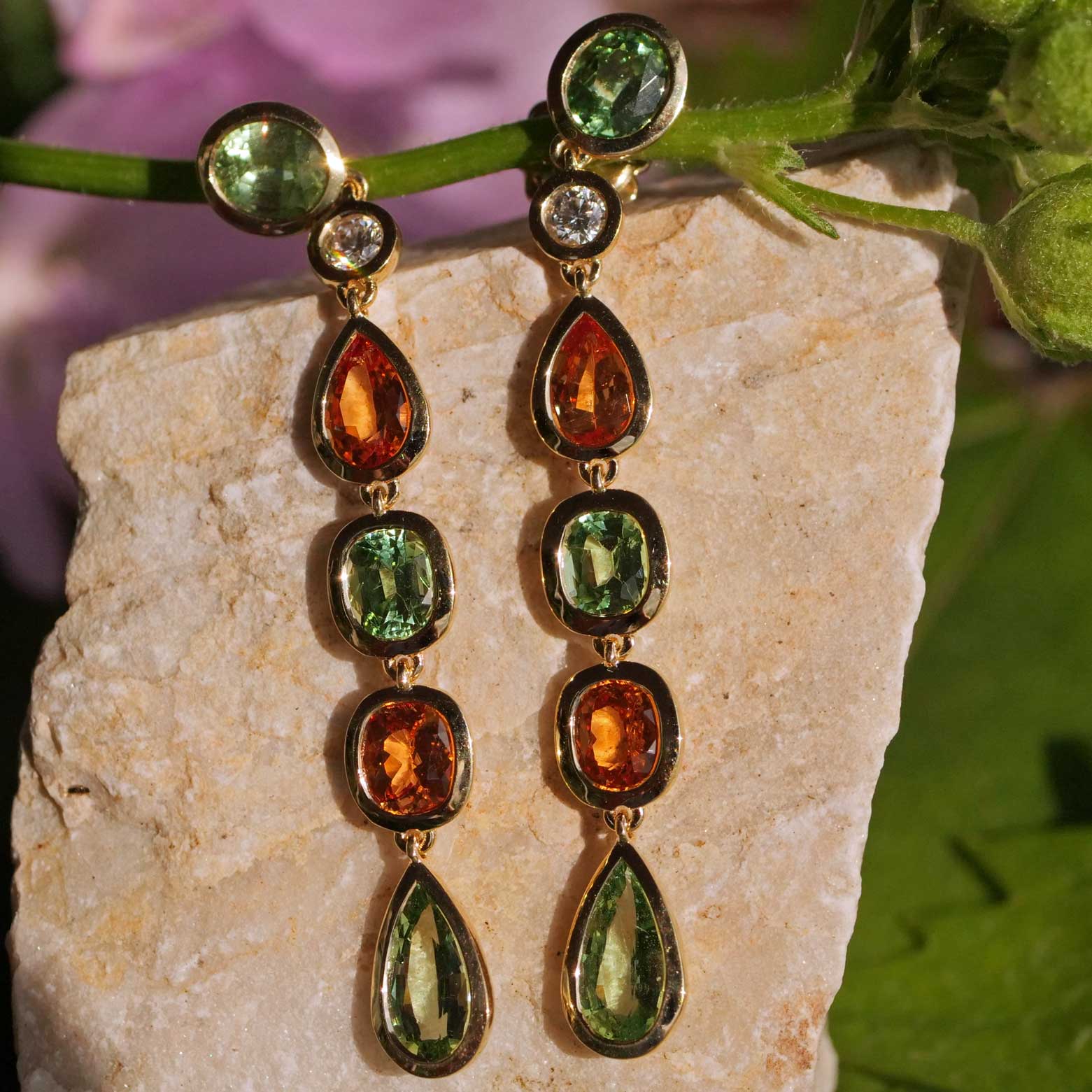 Seltene Mandarin Granat Tsavorith Brillant Chandelier Ohrhänger  750er Gelbgold 6.21 ct 0.24 ct Ausnahmefarbe Orange und Grün