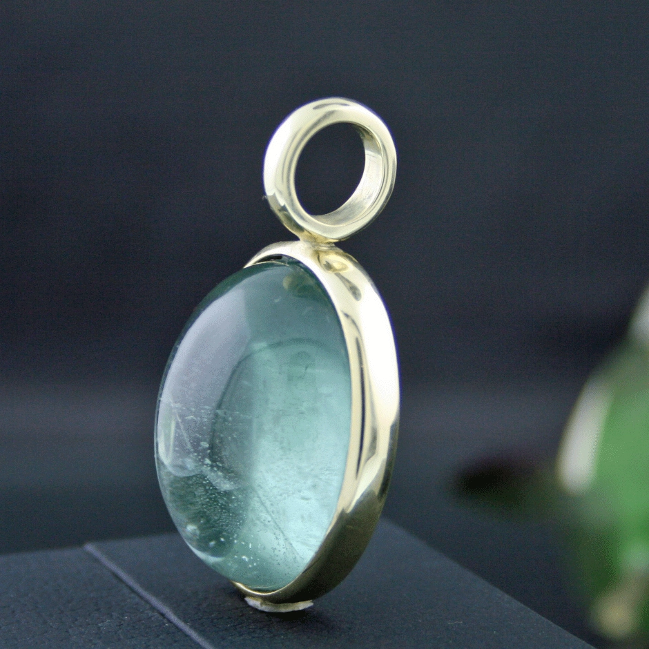 Aquamarincabochon-Anhänger, 585/-GG.
