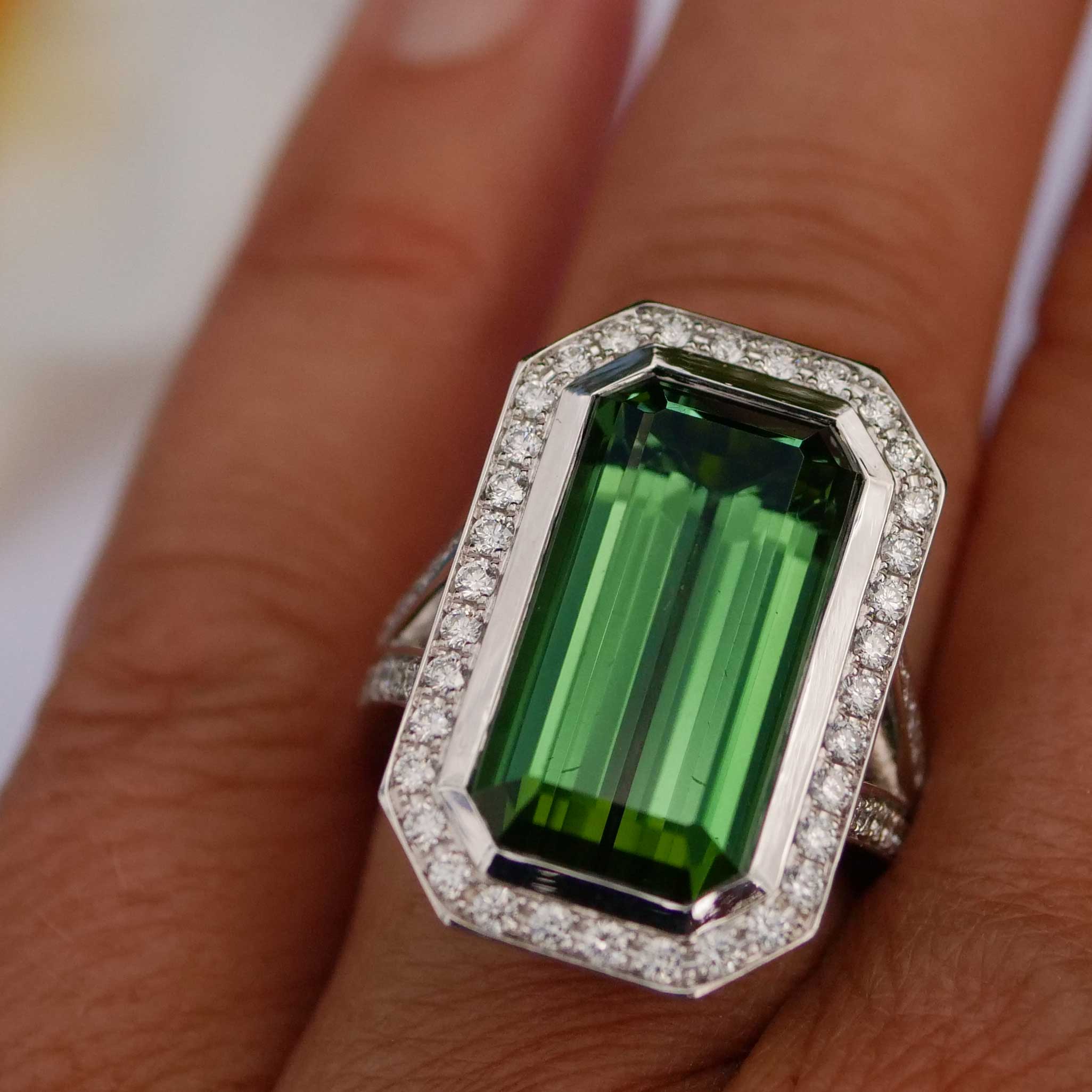 Statement Ring mit Brillanten und Turmalin Grün Augenrein aus Afghanistan 19.80 ct Investment Edelstein sehr feine Farbe 