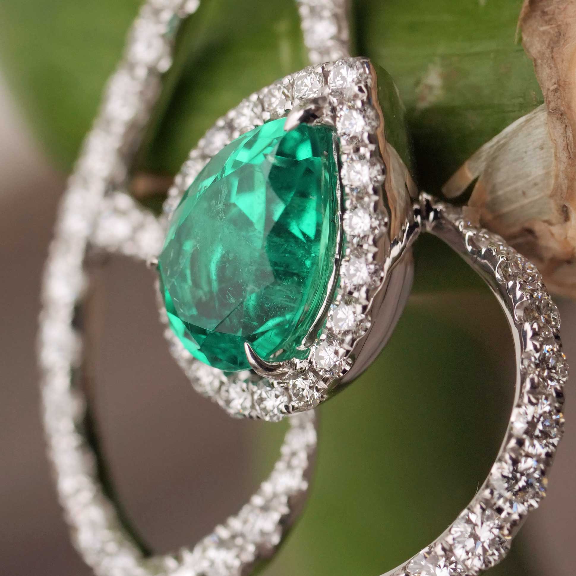 Vivid Green Brillant Smaragd Anhänger mit Kette 750er Weissgold 1.47 ct 1.41 ct Kolumbien