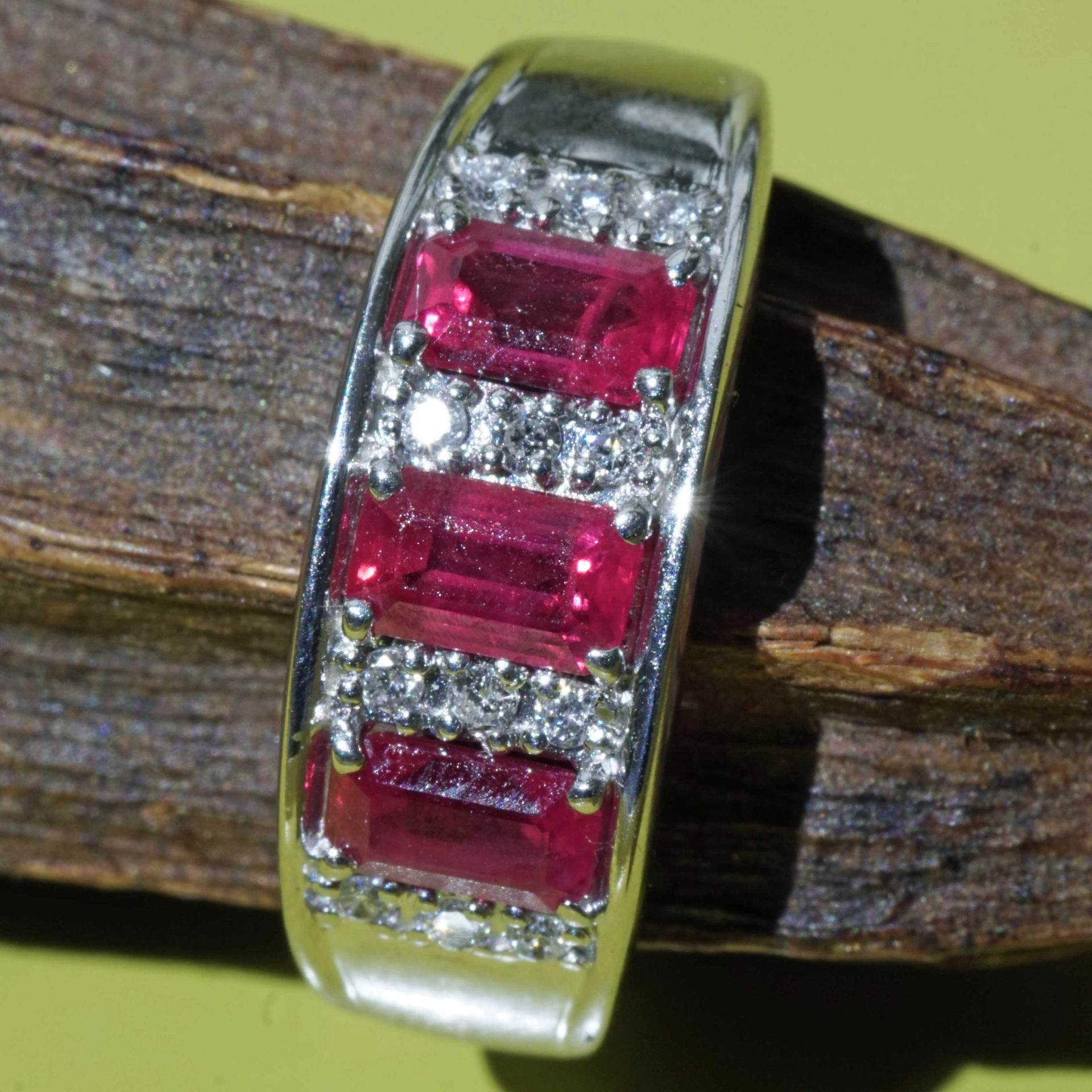 Rubin Brillant Ring 900er Platin 1.16 0.10  ct im interessanten Emeraldcut grandiose Farbe