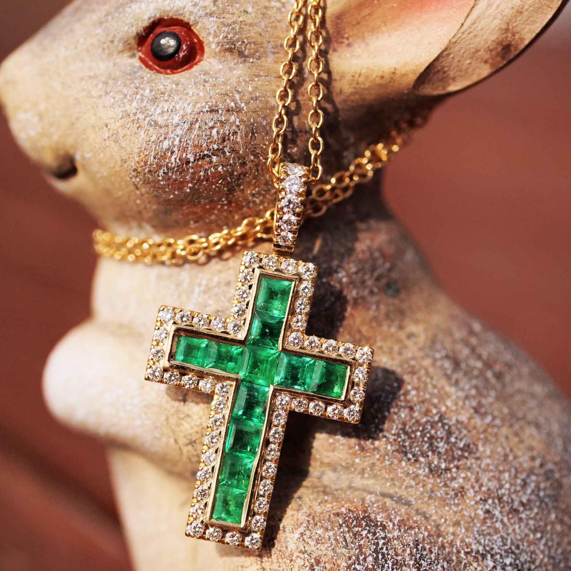 Leuchtend grünes AAA+ Panshir Smaragd Brillant Kreuz mit Kette in 750er Gelbgold - 0.98 ct 0.38 ct TW VS 