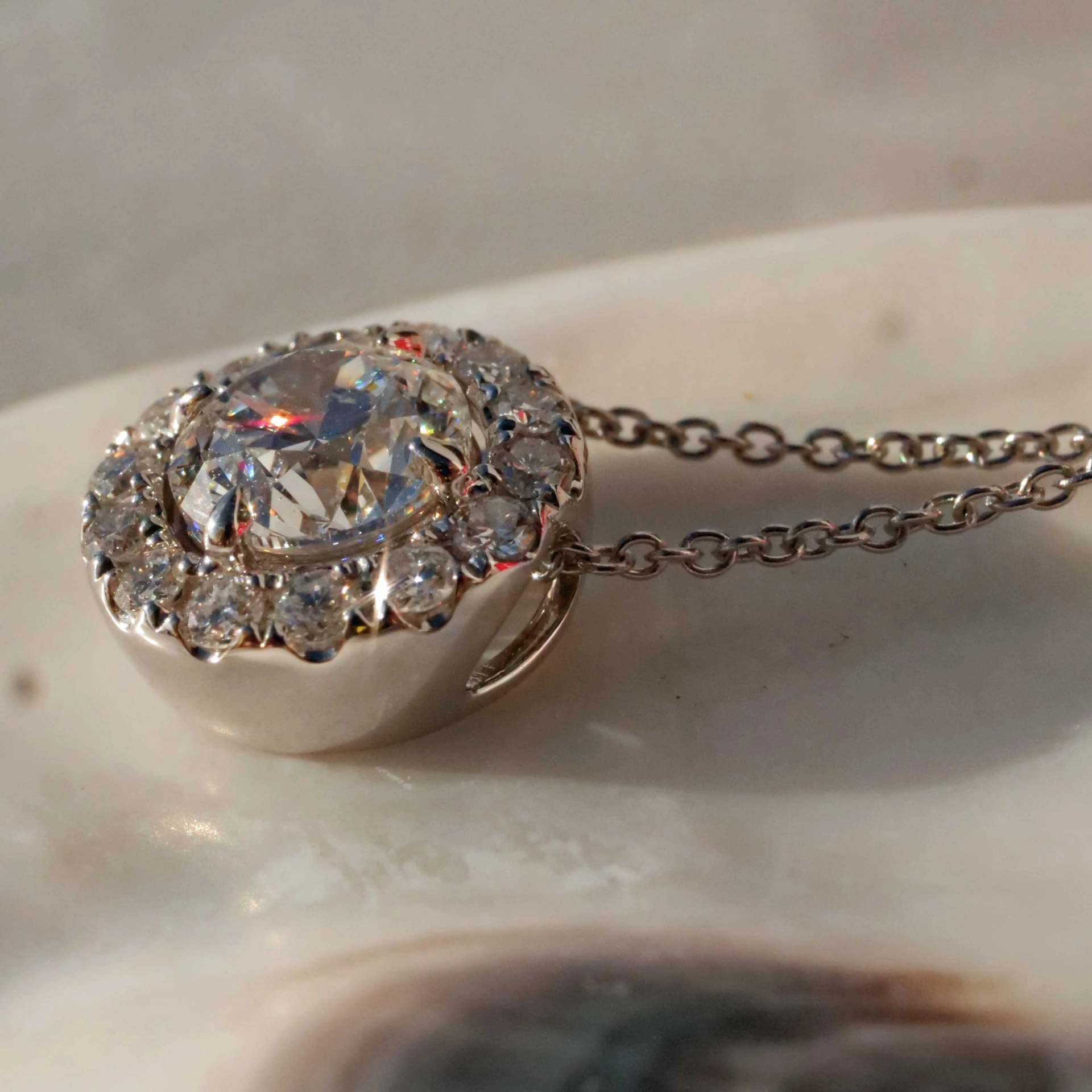 Brillant Anhänger rund 1.00 ct E SI1 6.17 - 6.25 x 4.01 mm im Halo Stil 0.25 ct GIA Gutachten