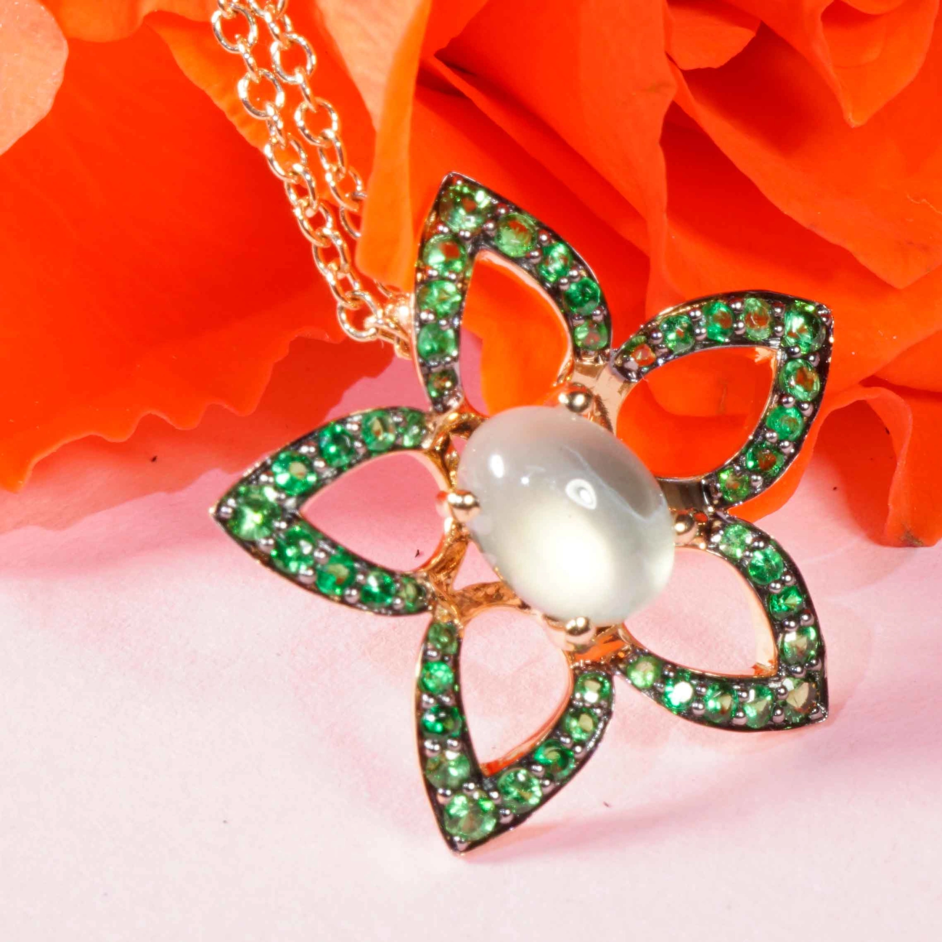 Blüten Mondstein Tsavorith Anhänger m. Kette 750er Rosegold....verspieltes Design....
