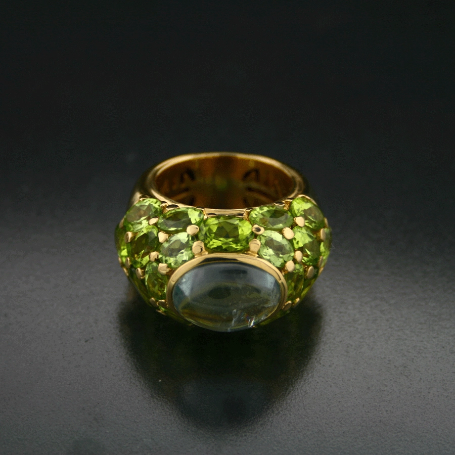 Goldschmiedeunikat, perfekt gefaßte Peridots und ein Aquamarincabochon