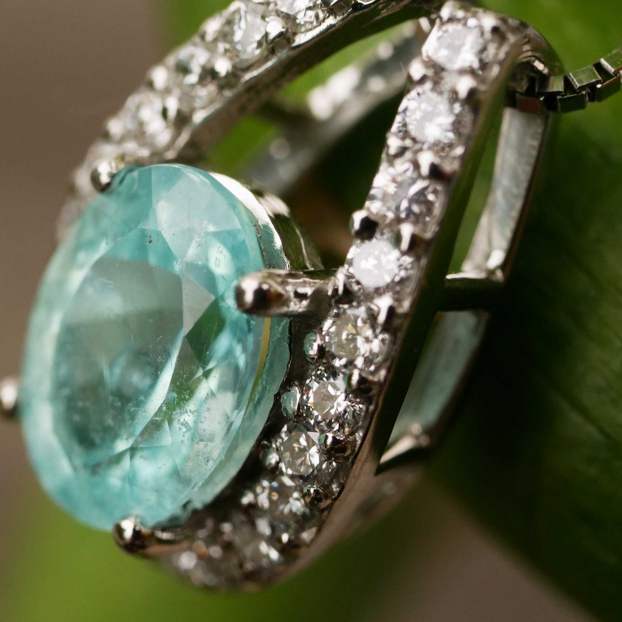 Paraiba Turmalin Anhänger in 900er Platin mit Kette 1.22 ct 0.28 ct leuchtendes Schwimmbadtürkisblau