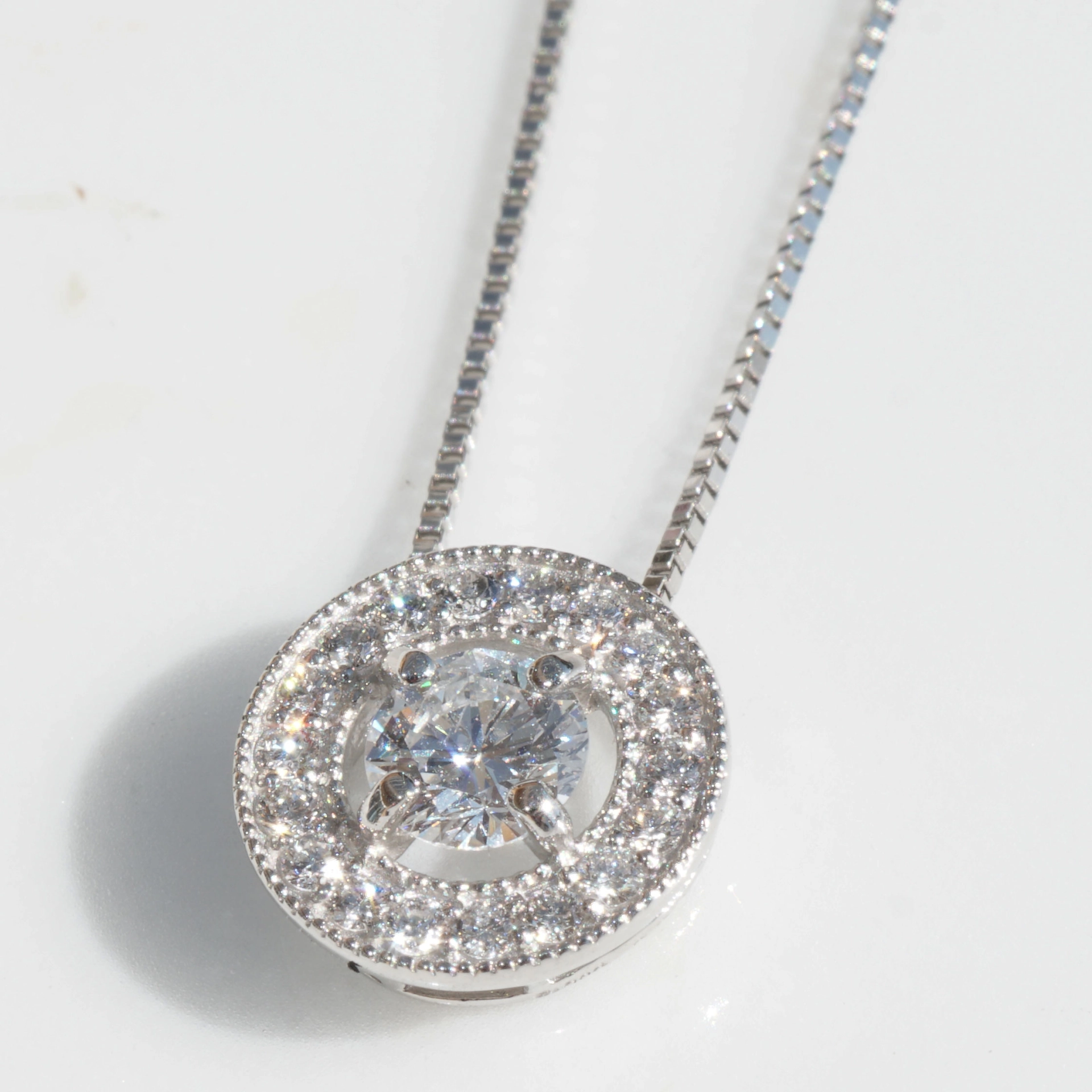 Viertelkaräter Brillant Anhänger 900er Platin total ca. 0.375 ct erlesener Platinschmuck mit Kette