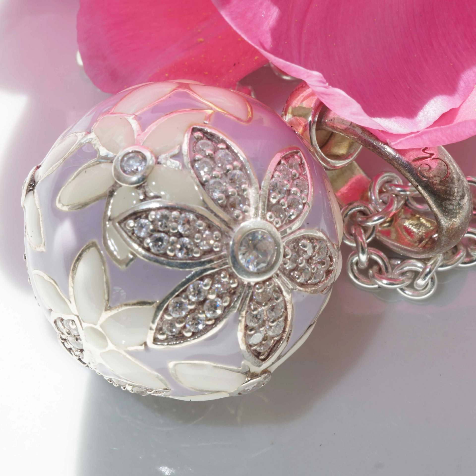 Original Chilango Anhänger im Stil Faberge Emaille Flower Flieder 925er Silber mit Steinbesatz