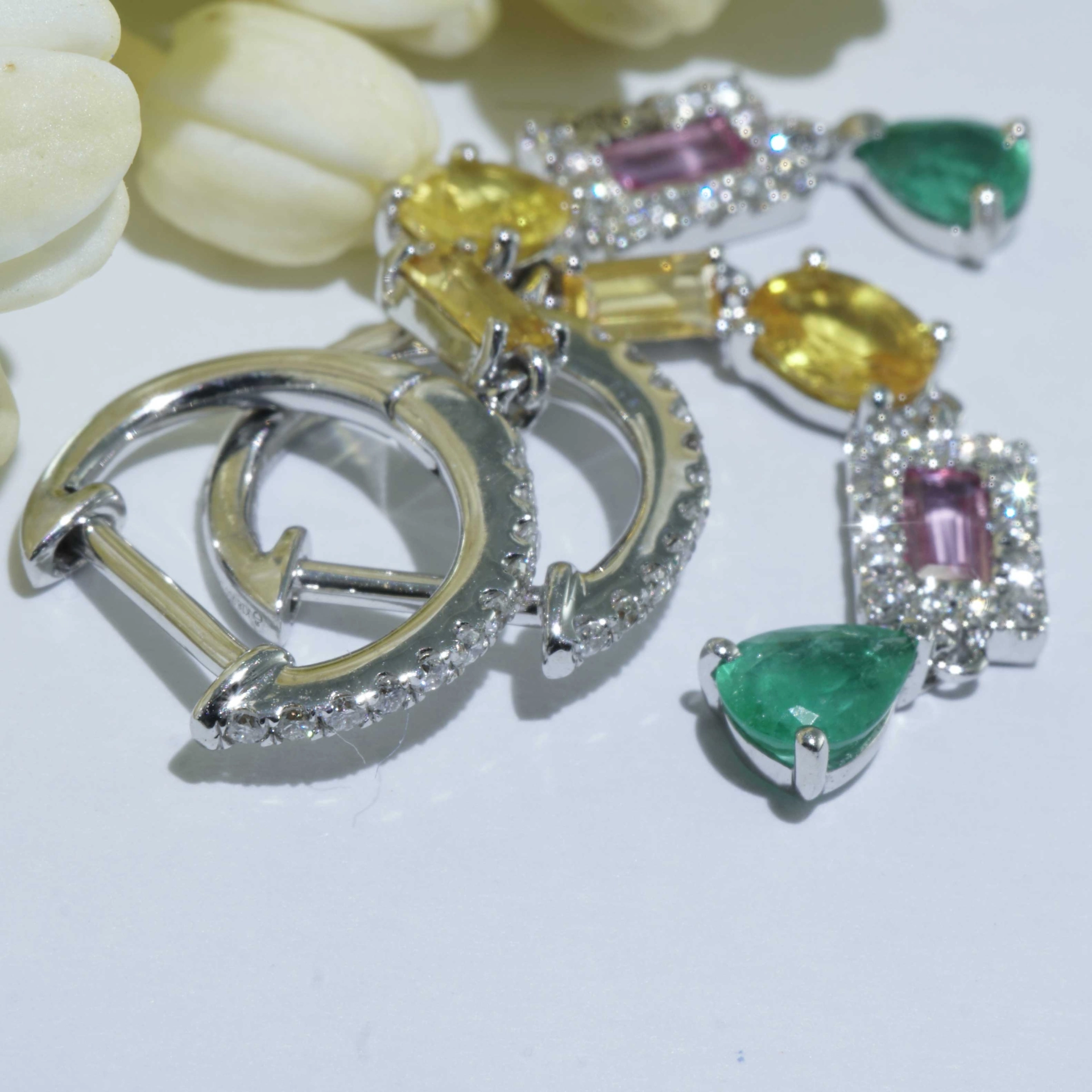 Smaragd Saphir Brillant Ohrhänger 750er Weissgold 0.50 ct 1.20 ct 0.26 ct....Confetti Style...bunt