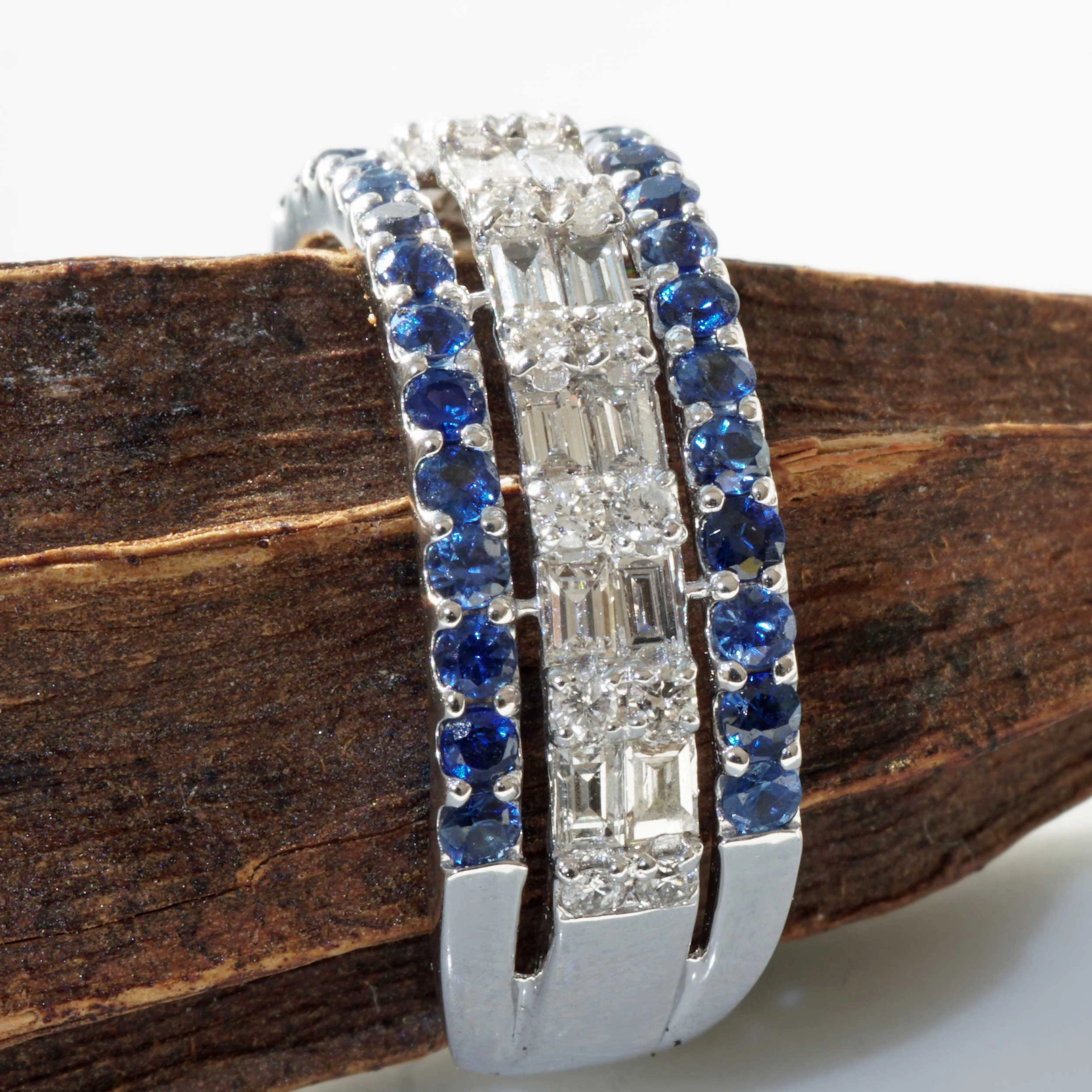 Saphir Brillant Ring 900er Platin mit Diamantbaguetten...aufwendiger Entwurf