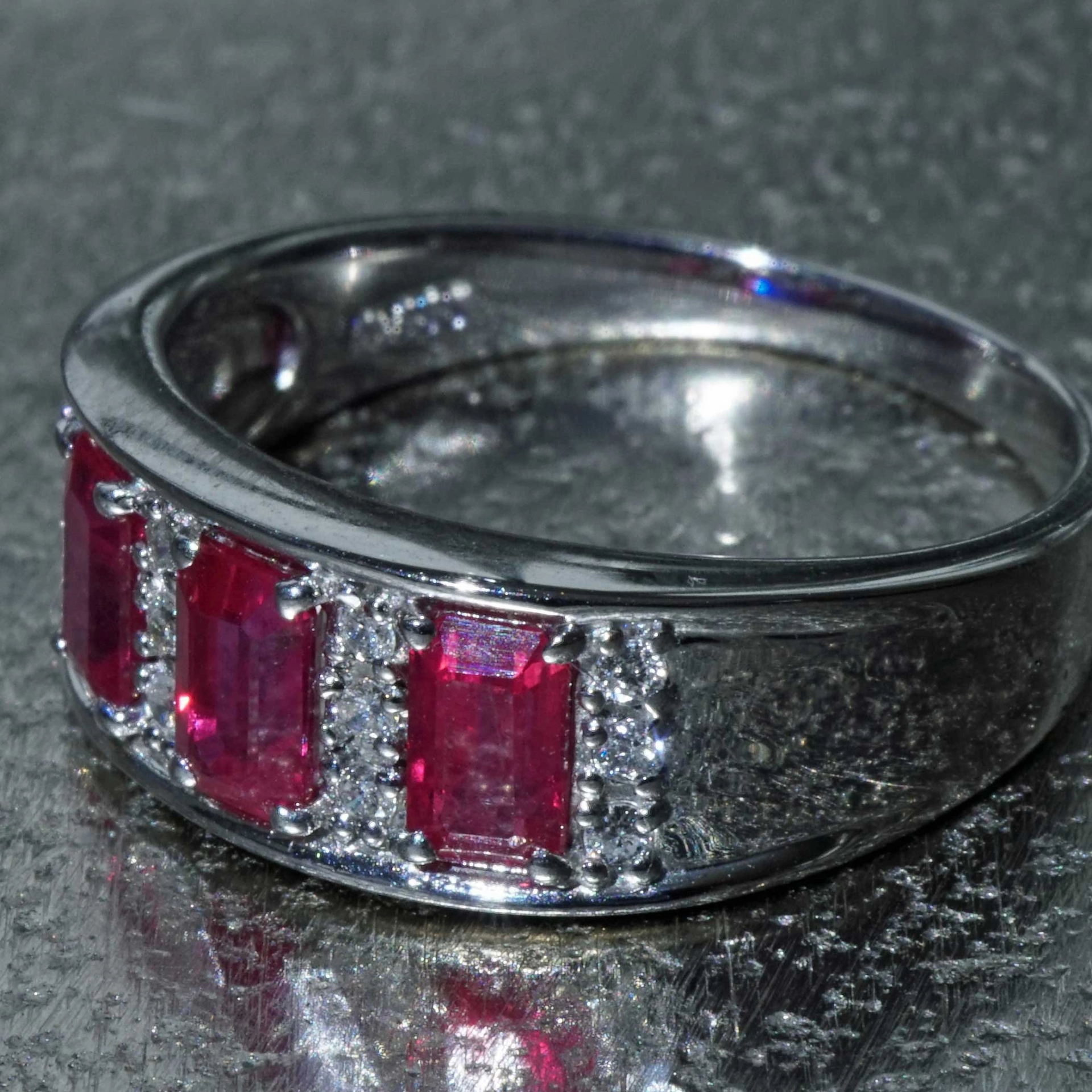 Rubin Brillant Ring 900er Platin 1.16 0.10  ct im interessanten Emeraldcut grandiose Farbe