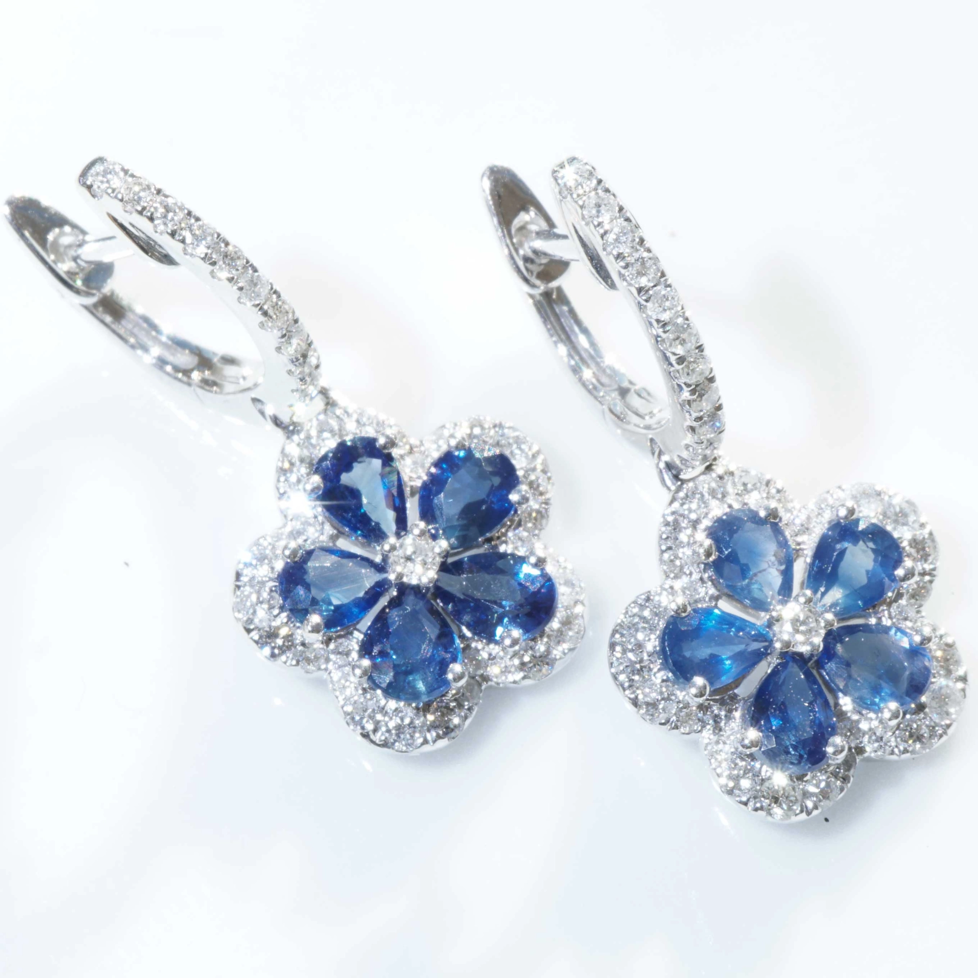 Saphir Brillant Ohrhänger im floralen Design 1.20 ct 0.56 ct 750er Weissgold Blütenrausch