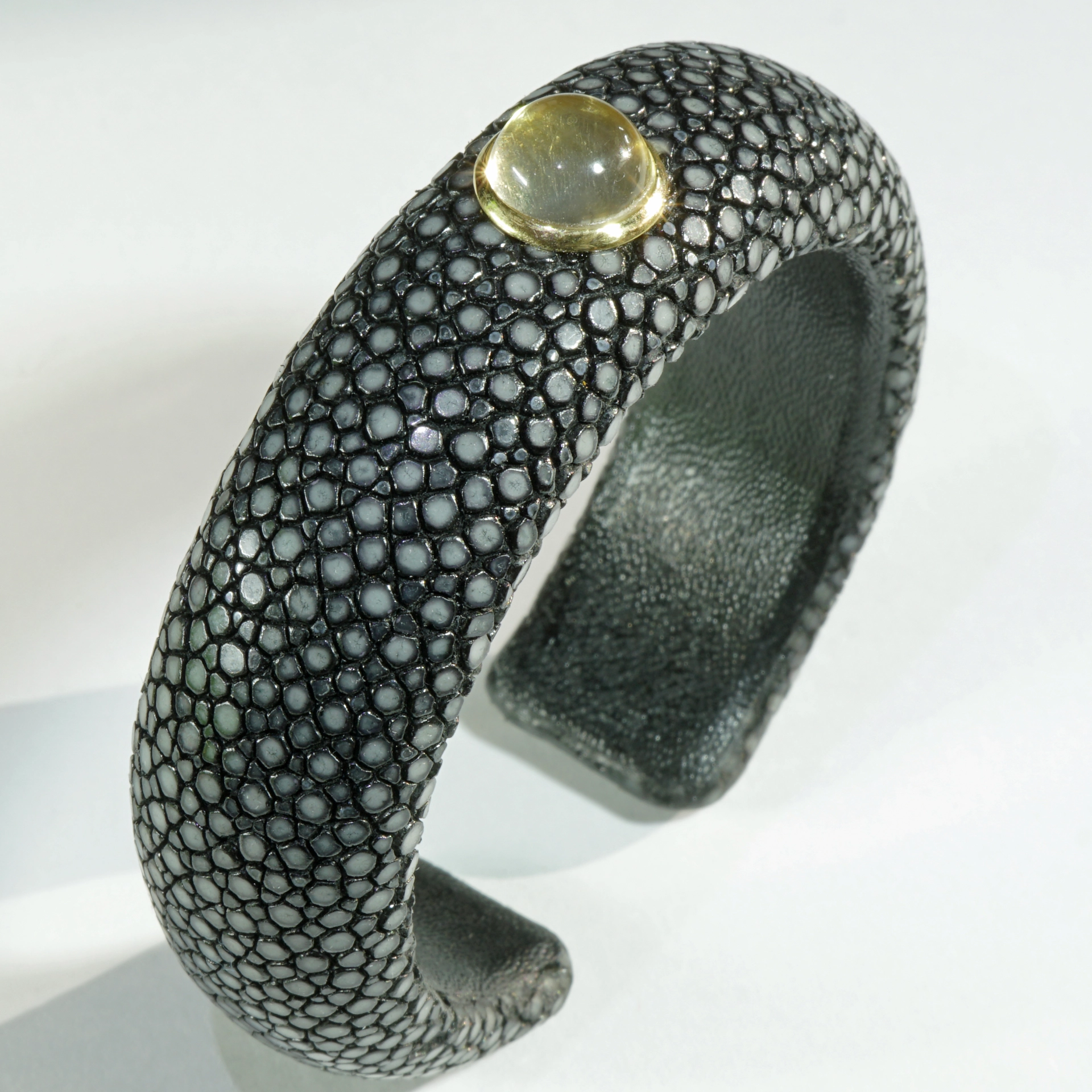 Rochenleder Armreif  585er Gelbgold mit Lemoncitrin toller Kontrast zu schwarz