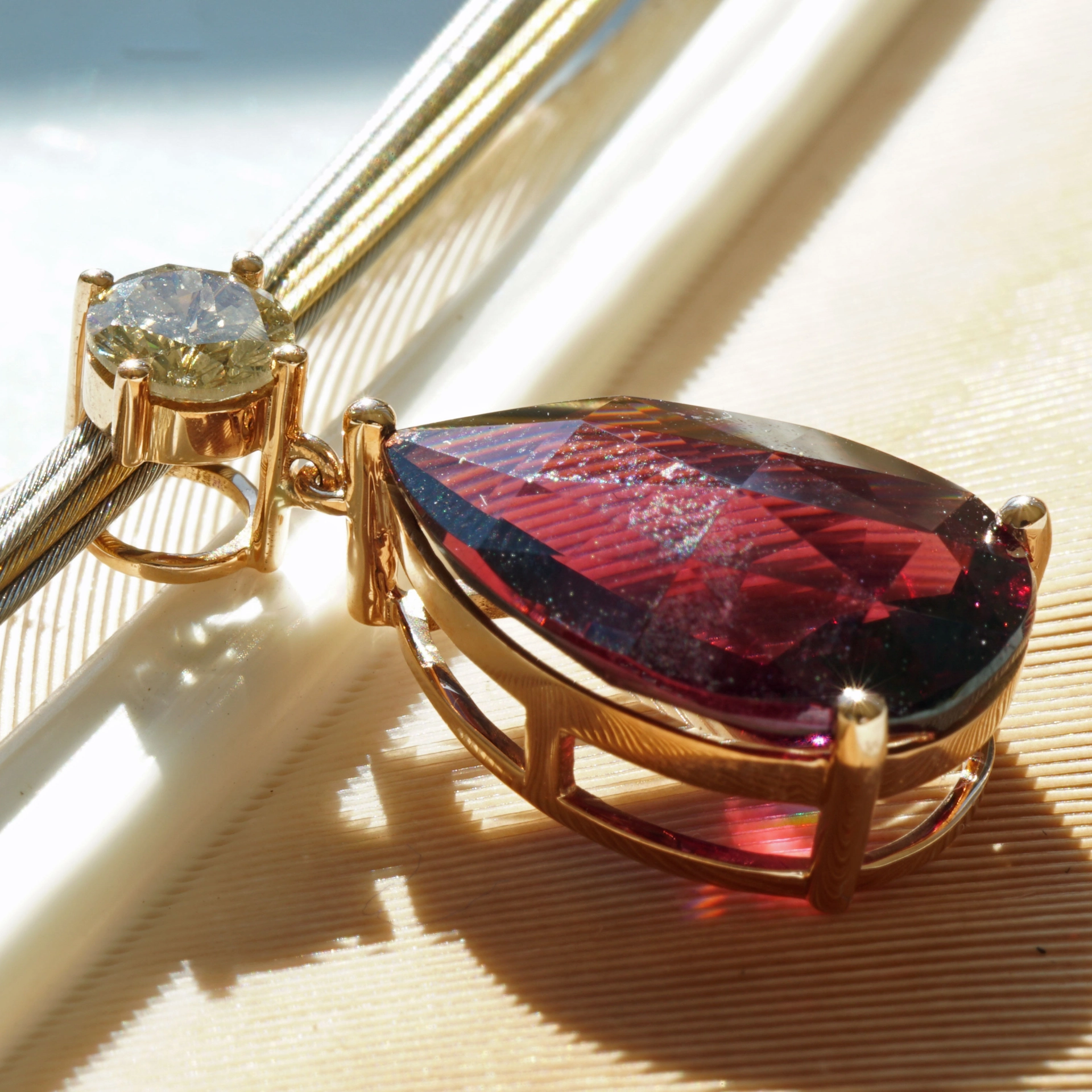 schmuckzicke_anhaenger_rosegold_rodolith_brillant_investmentSON00578 Rhodolith Brillant Anhänger 10 ct 0.67ct AAA+ 750er Rosegold IGI Expertise