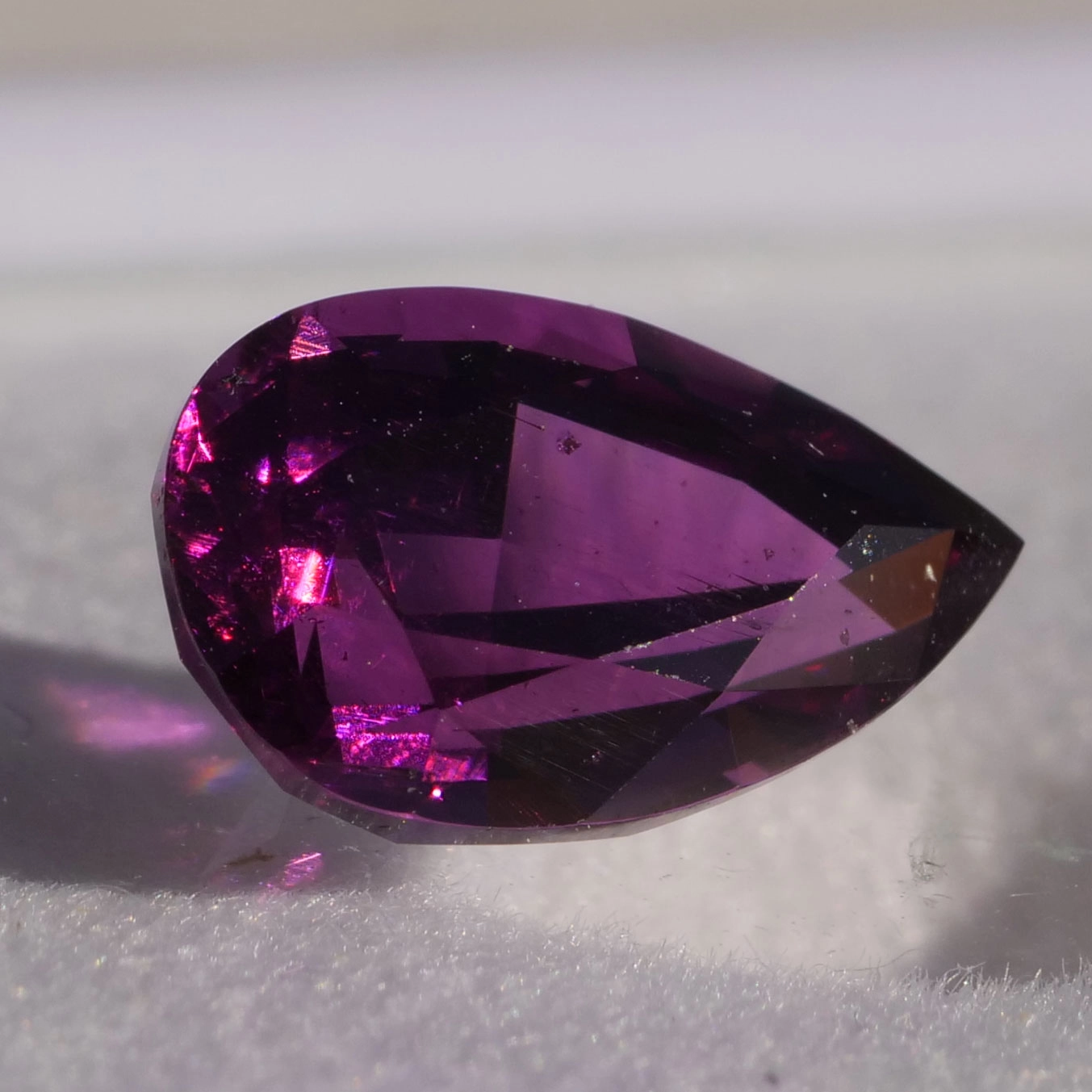 Amaranth Rhodolit 1.67 ct facettiert AAA+ 9x6.6x4.5 mm intensiv lila bläulich